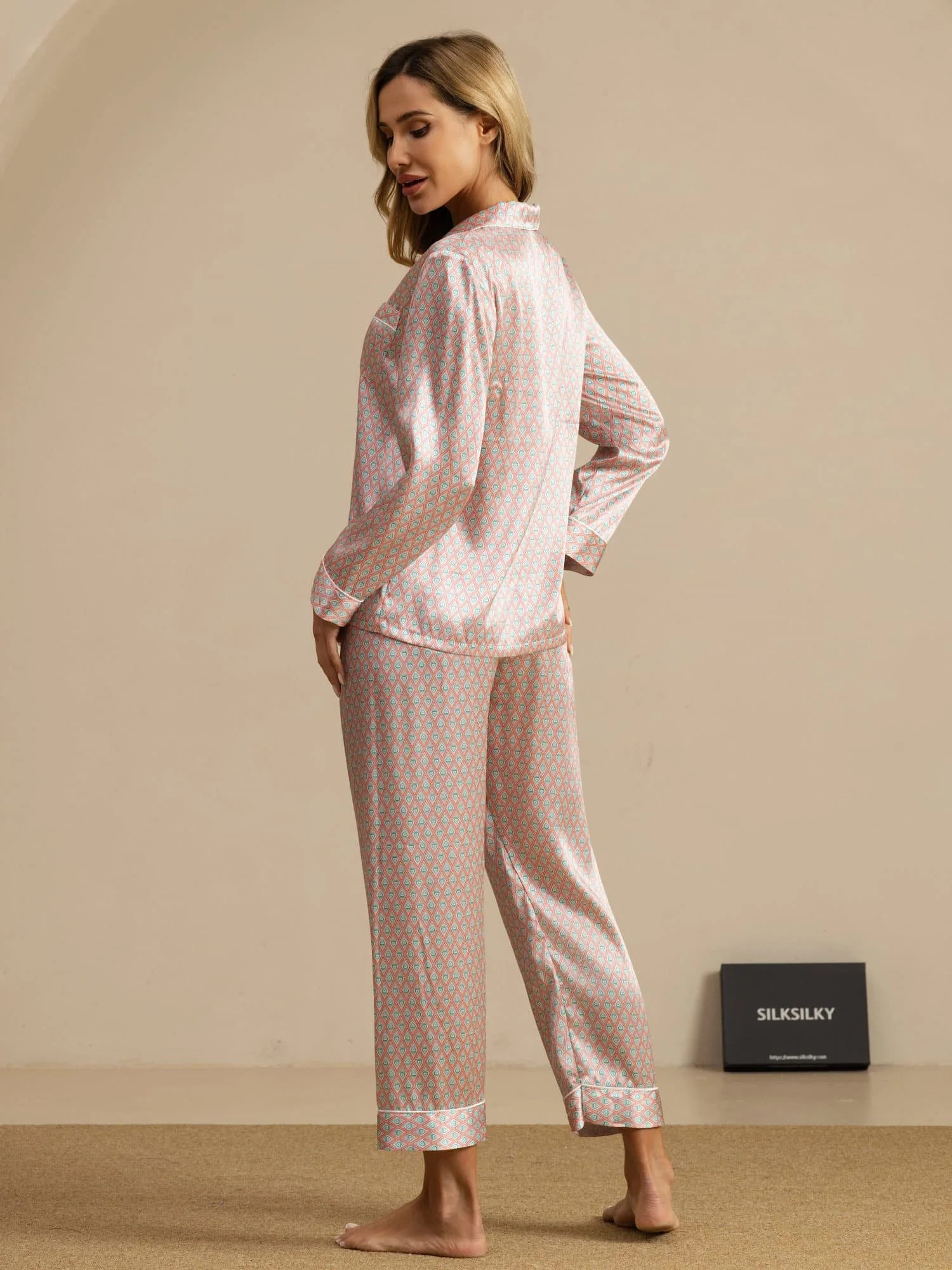 Kvinders Pyjamasæt I Ren Silke Med Langærmet Skjorte Og Bukser Med Geometrisk Print - Image 7