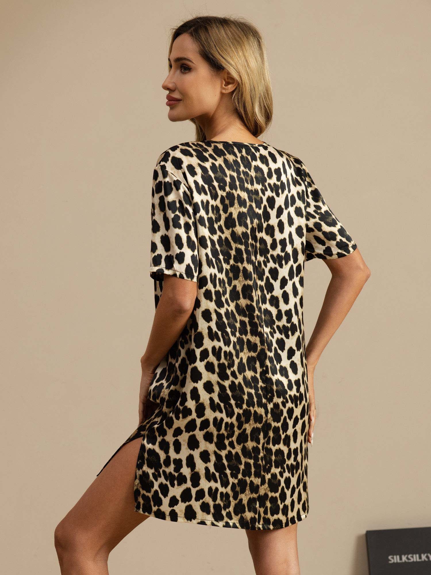 Pure Silk Kortærmet V-hals Leopardskriftrykt Kort Nattøj med Split Design - Image 2