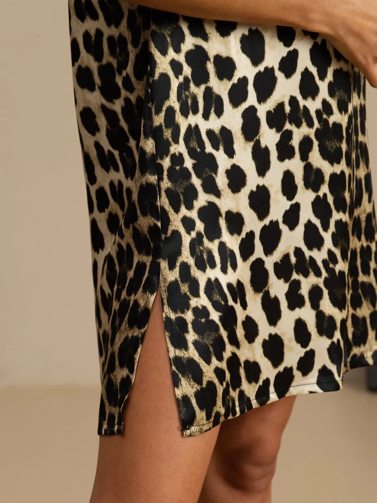 Pure Silk Kortærmet V-hals Leopardskriftrykt Kort Nattøj med Split Design - Image 5