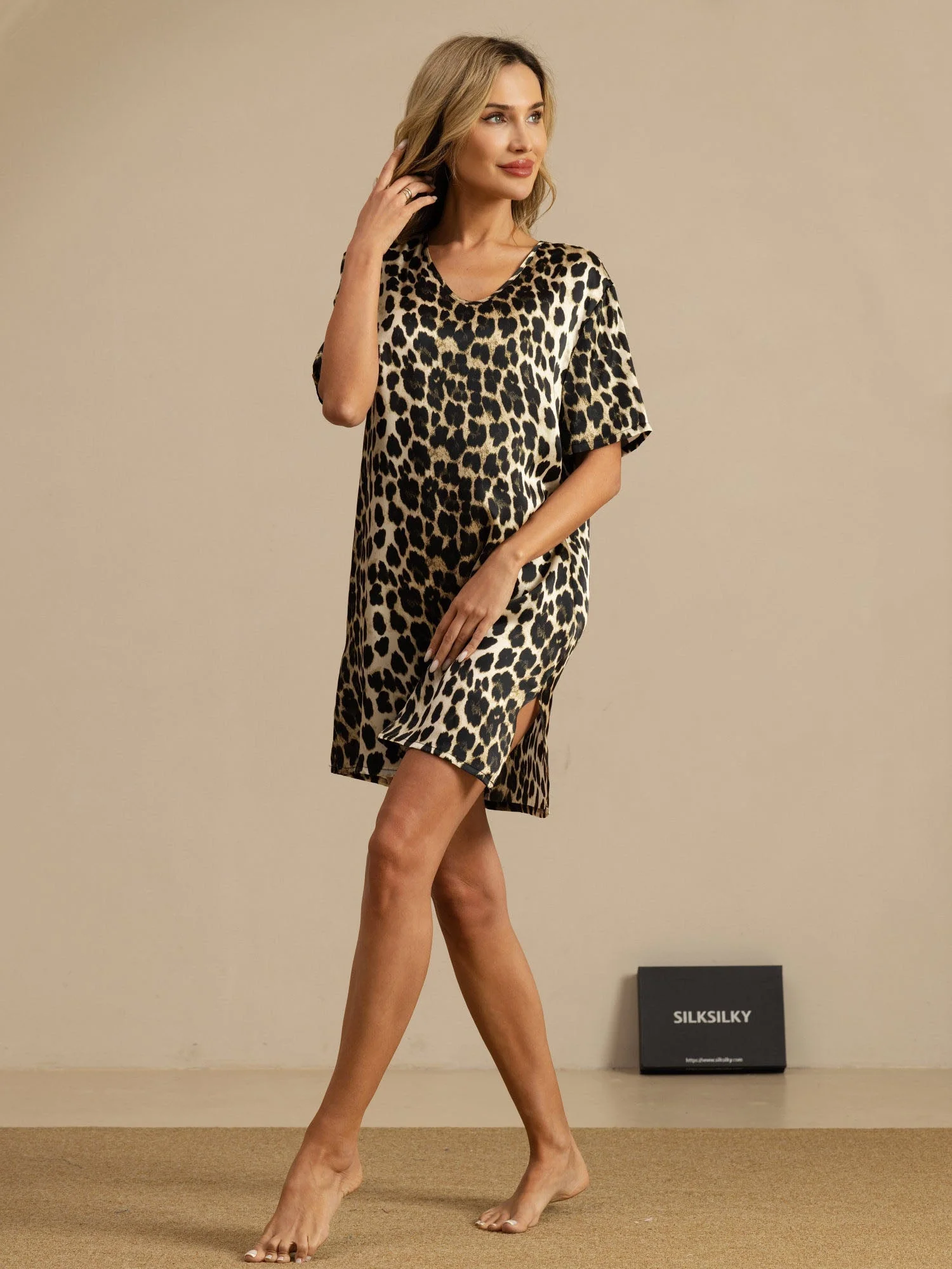 Pure Silk Kortærmet V-hals Leopardskriftrykt Kort Nattøj med Split Design - Image 6