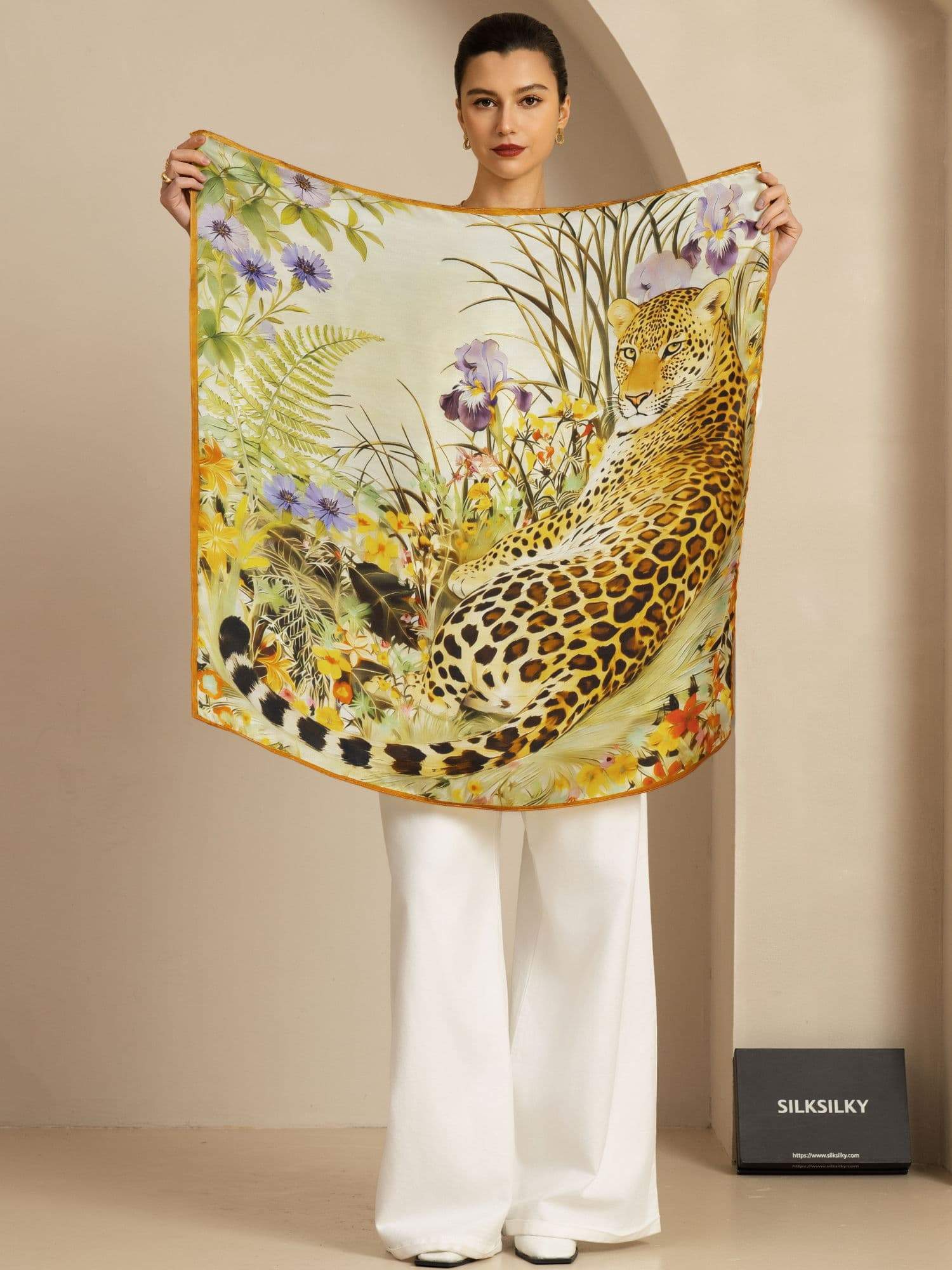 Ren Silke Leopard & Blomstret Tørklæde - Størrelse 90x90cm - Image 3