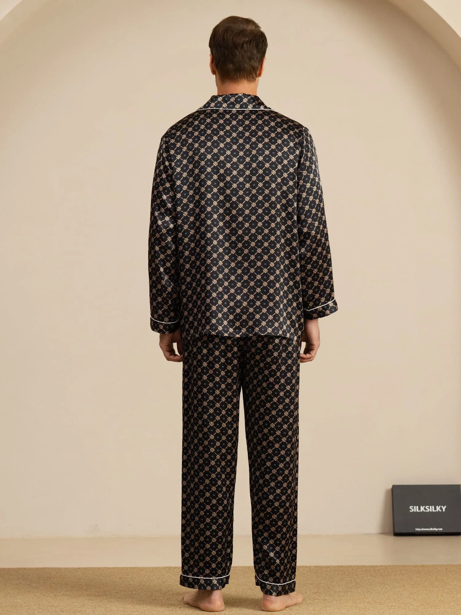Herre Pyjamasæt I Ren Silke Med Marineblå Kædeprint Langærmet Med Bukser - Image 14