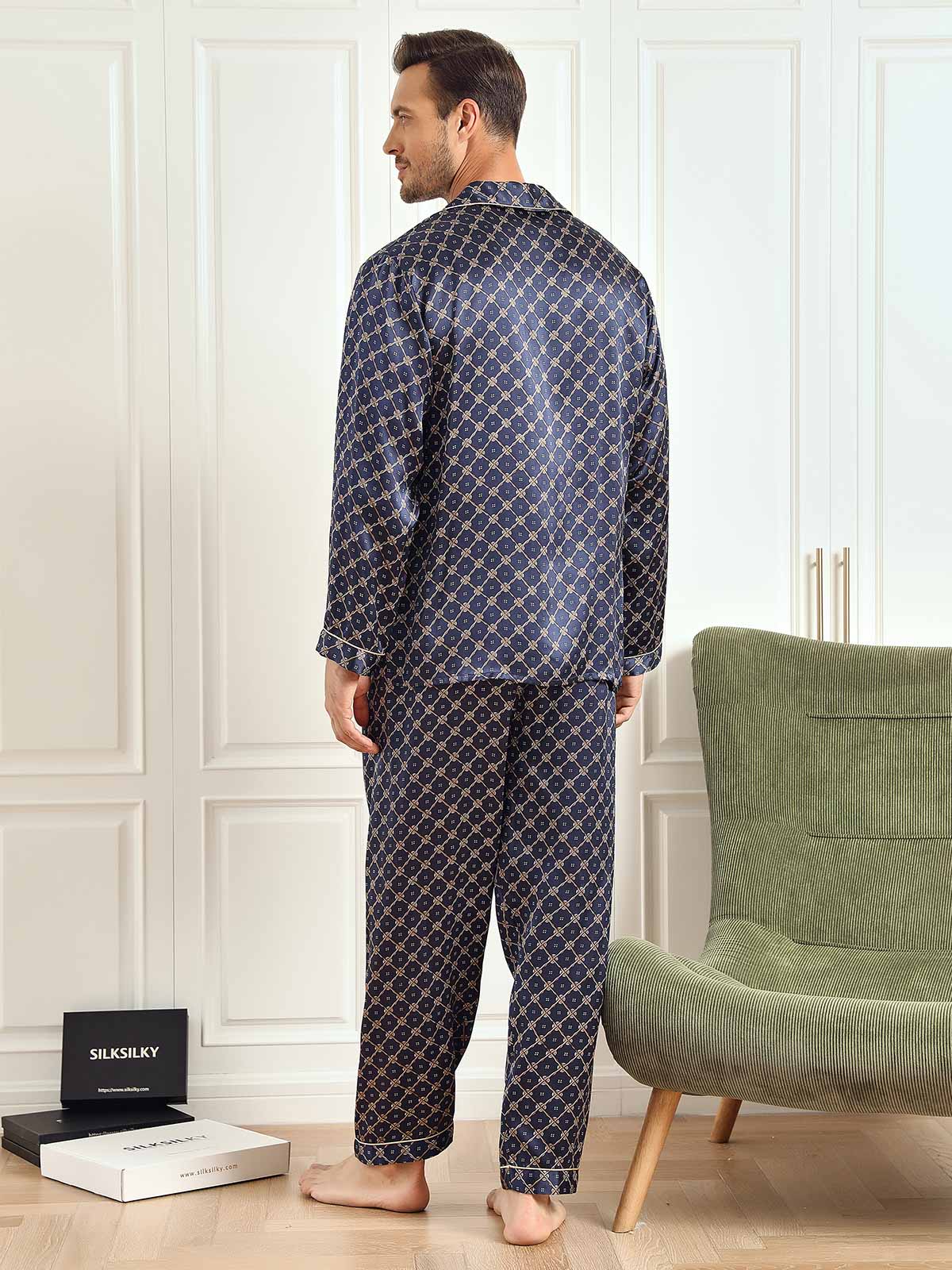 Herre Pyjamasæt I Ren Silke Med Marineblå Kædeprint Langærmet Med Bukser - Image 3