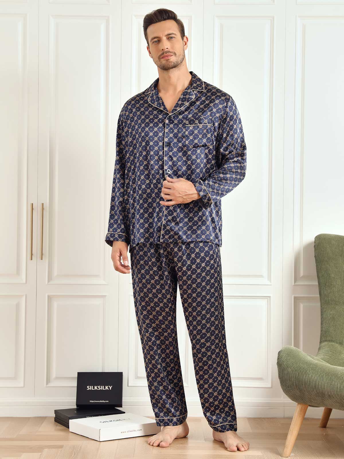 Herre Pyjamasæt I Ren Silke Med Marineblå Kædeprint Langærmet Med Bukser - Image 4