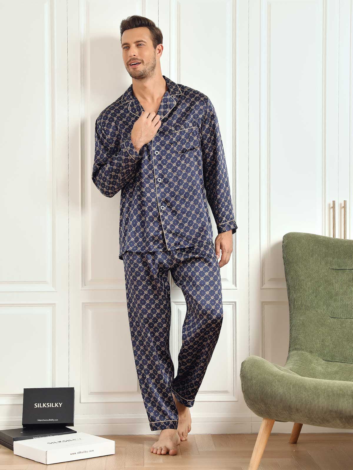 Herre Pyjamasæt I Ren Silke Med Marineblå Kædeprint Langærmet Med Bukser - Image 5