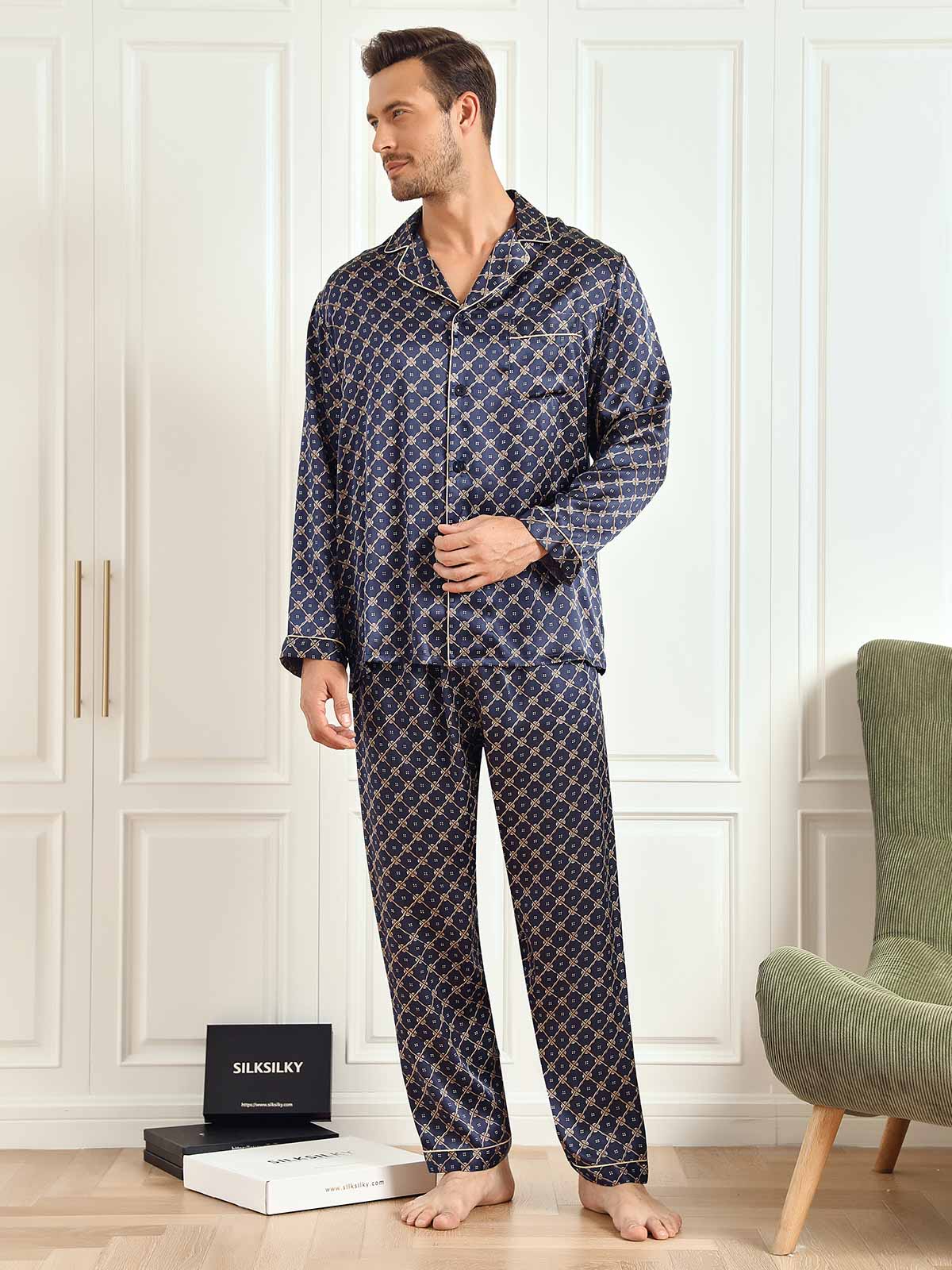 Herre Pyjamasæt I Ren Silke Med Marineblå Kædeprint Langærmet Med Bukser - Image 6