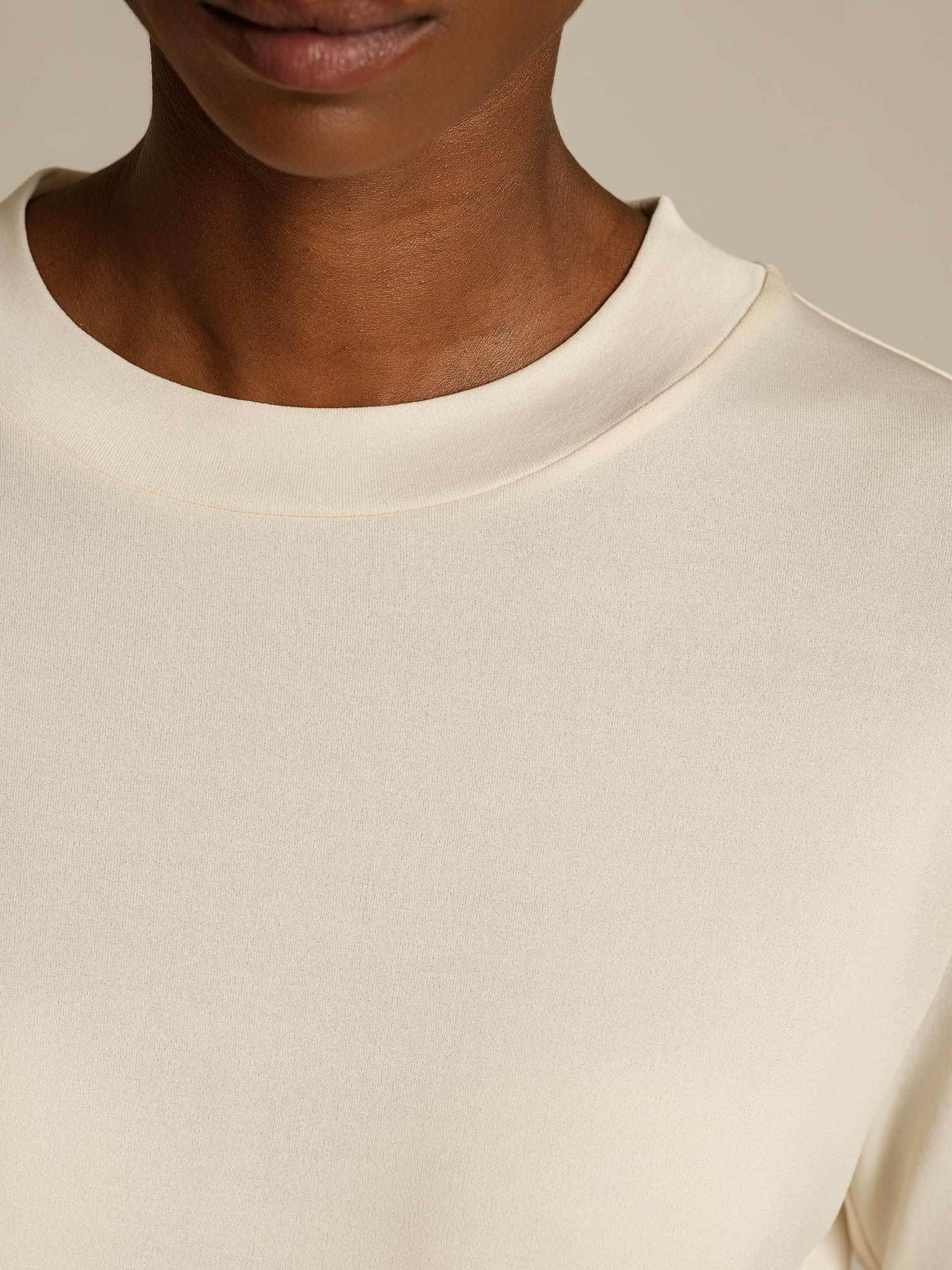 T-Shirt Til Kvinder I Ren Silke Med Halvlange Ærmer Og Rund Hals - Image 4