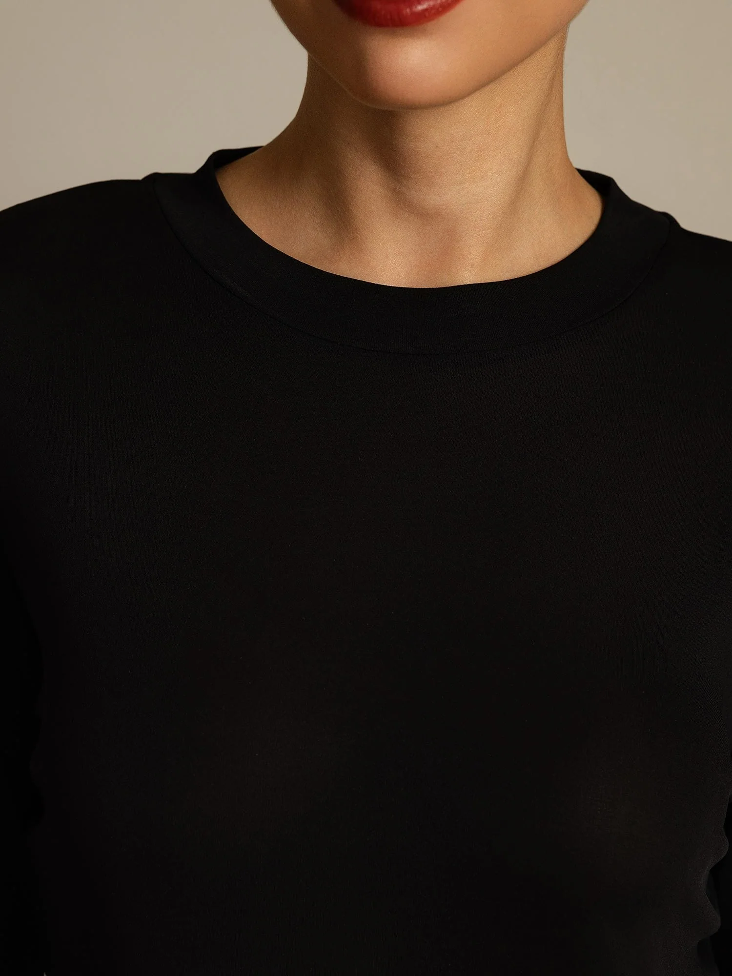 Damebluse I Ren Silke Med Lange Ærmer Og Rund Hals - Image 22