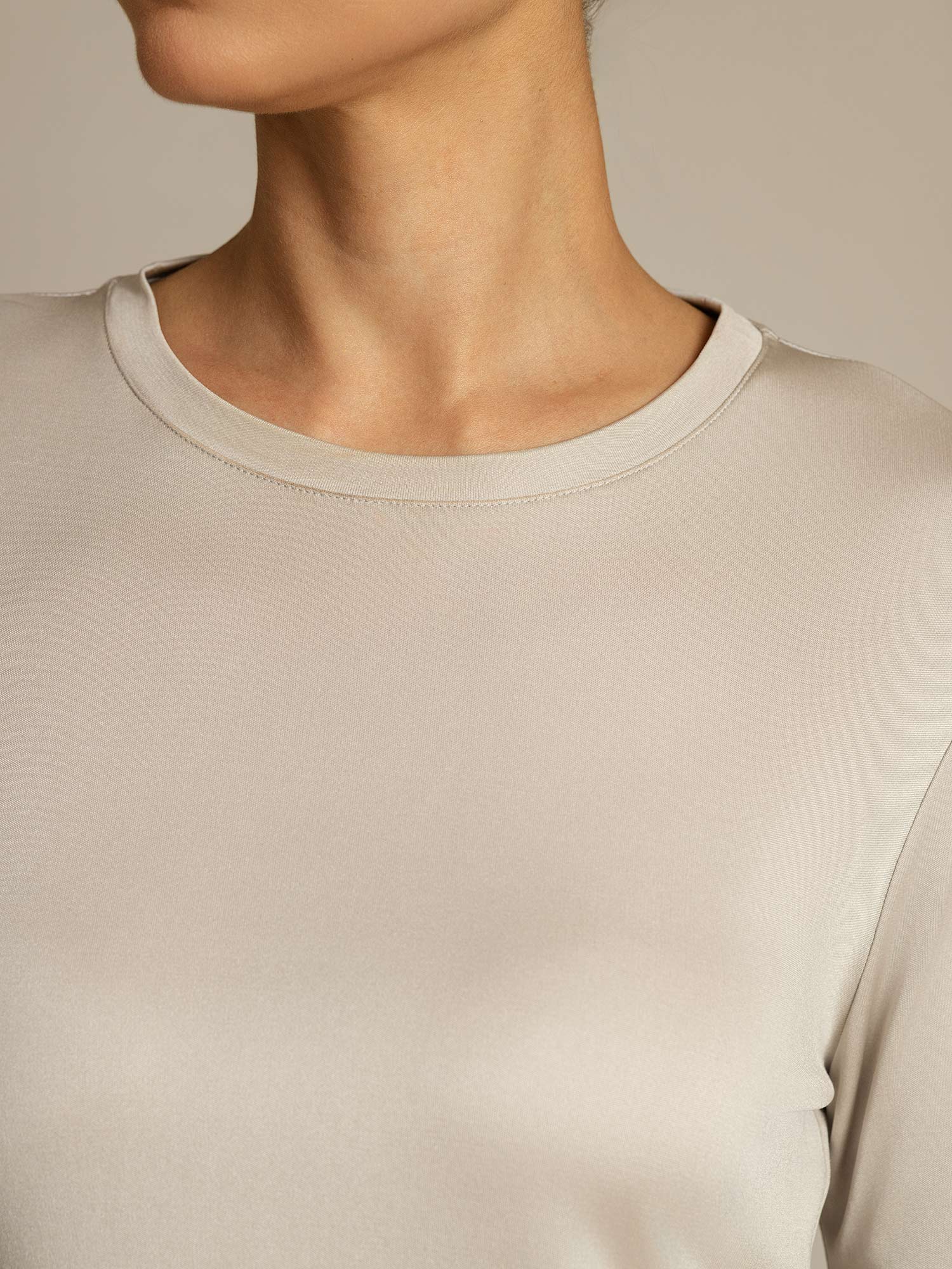Damebluse I Ren Silke Med Lange Ærmer Og Rund Hals - Image 38