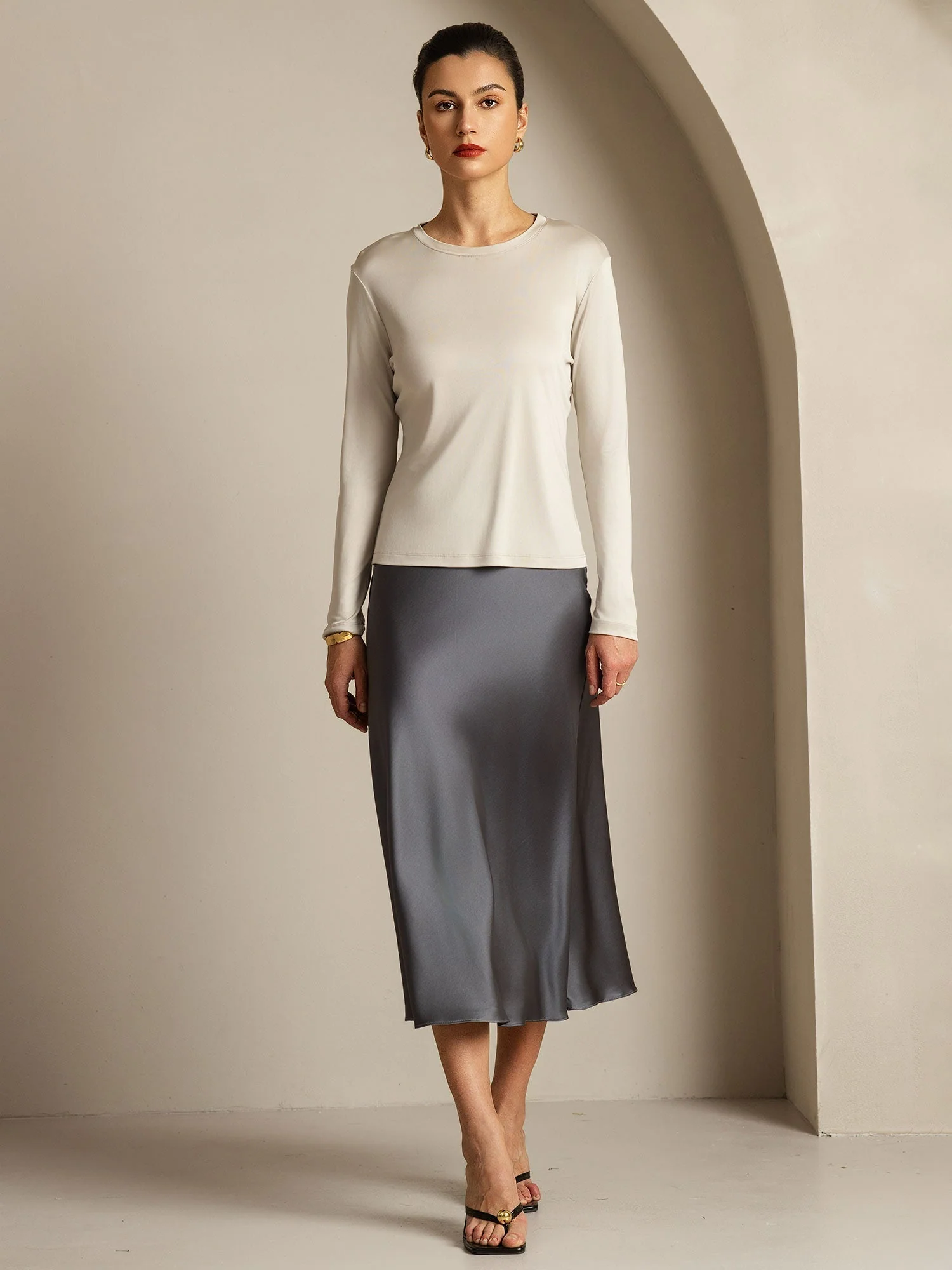 Damebluse I Ren Silke Med Lange Ærmer Og Rund Hals - Image 41
