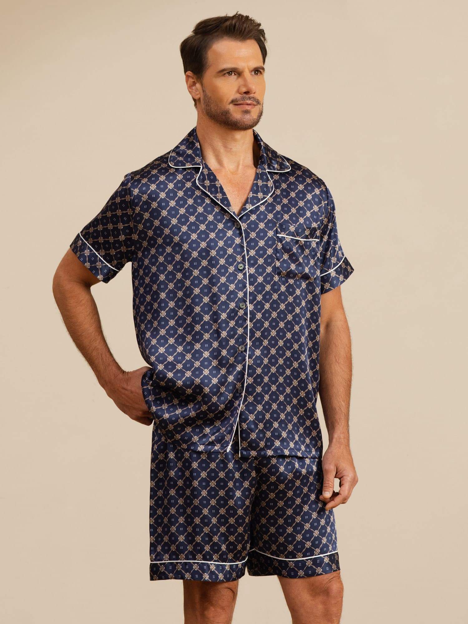 Ren Silke Herre Kortærmet Pyjamasæt Med Shorts Med Hakket Krave Kædeprint