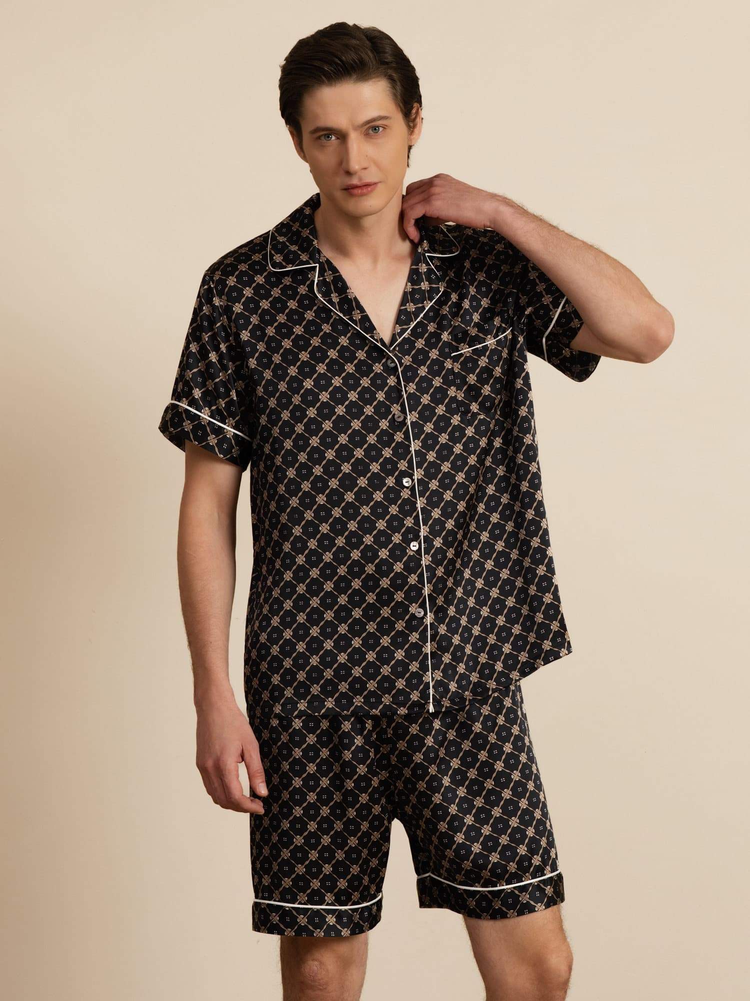 Ren Silke Herre Kortærmet Pyjamasæt Med Shorts Med Hakket Krave Kædeprint - Image 10