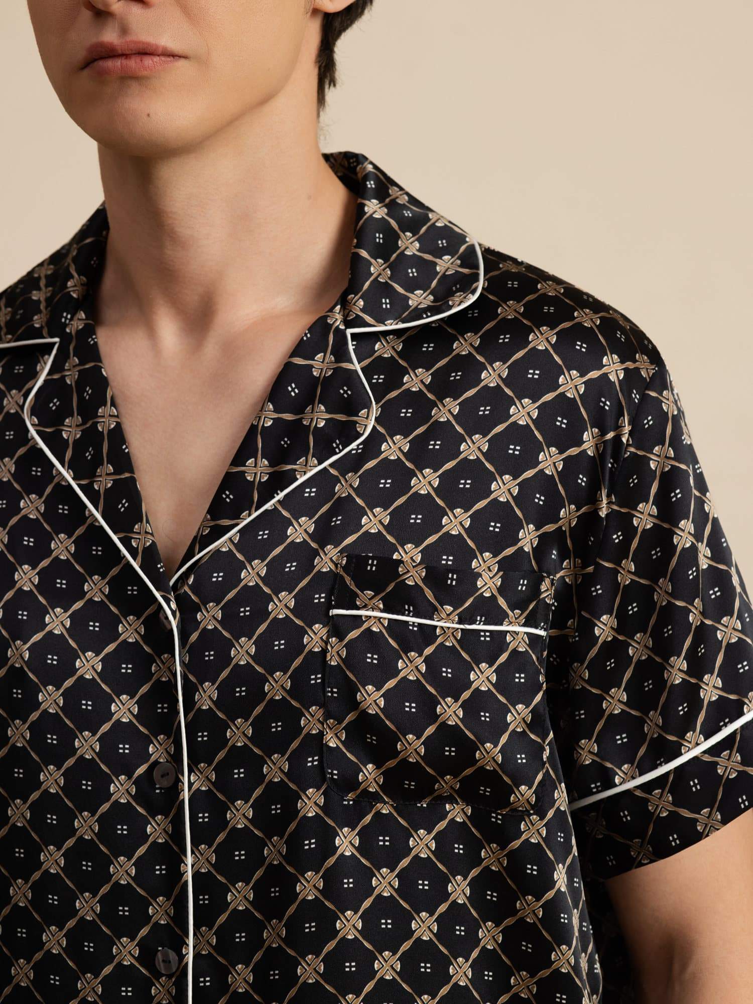 Ren Silke Herre Kortærmet Pyjamasæt Med Shorts Med Hakket Krave Kædeprint - Image 11