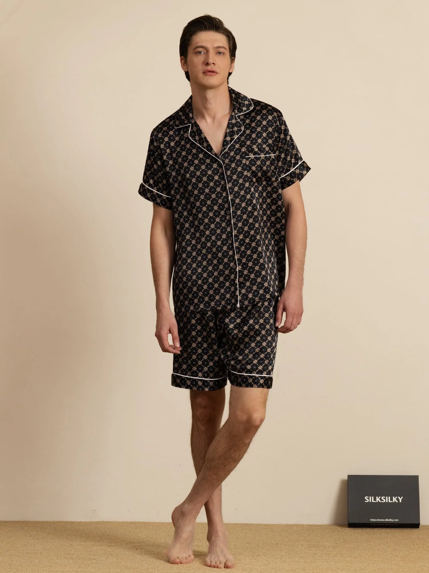 Ren Silke Herre Kortærmet Pyjamasæt Med Shorts Med Hakket Krave Kædeprint - Image 13