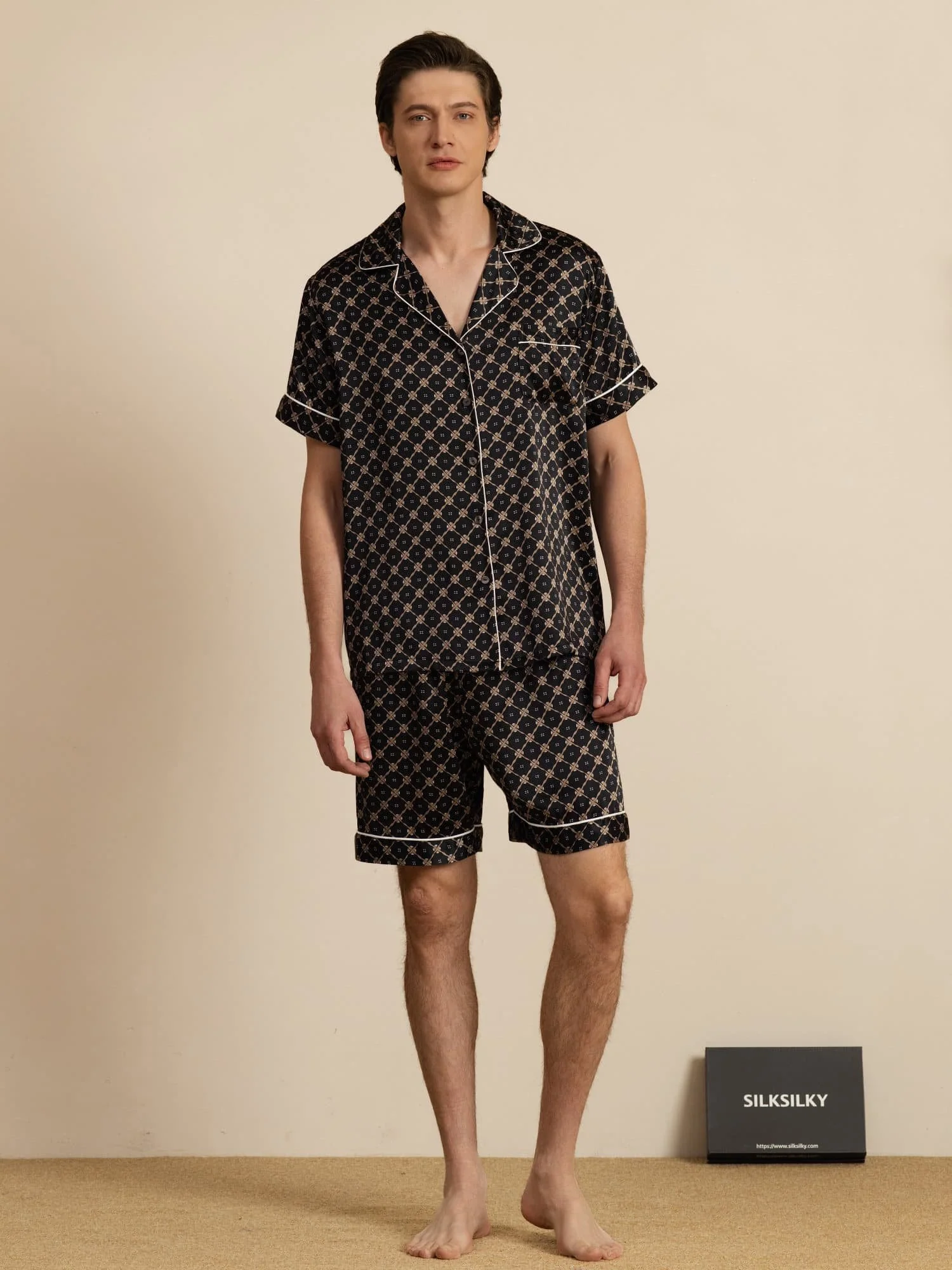 Ren Silke Herre Kortærmet Pyjamasæt Med Shorts Med Hakket Krave Kædeprint - Image 14