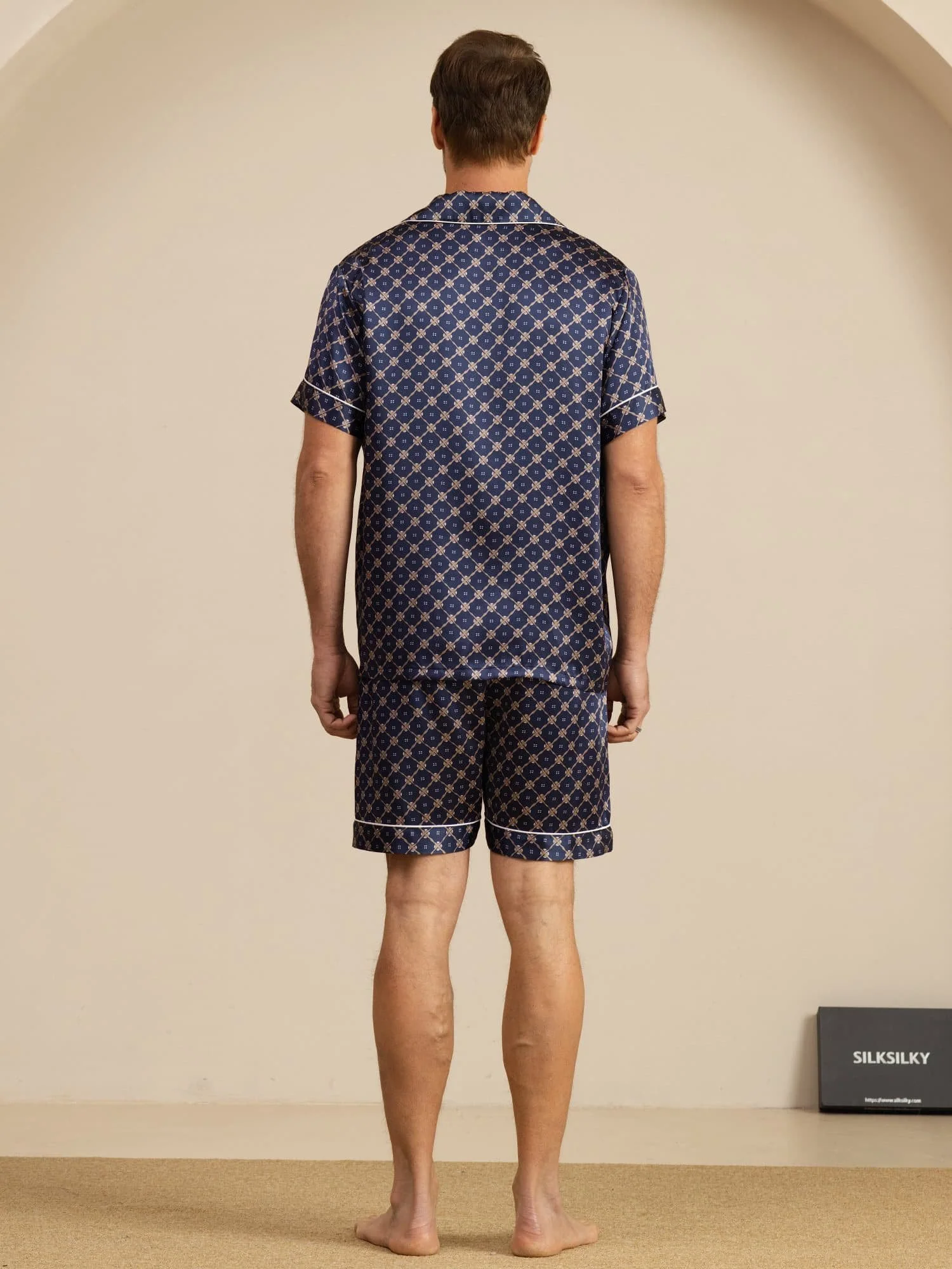 Ren Silke Herre Kortærmet Pyjamasæt Med Shorts Med Hakket Krave Kædeprint - Image 2