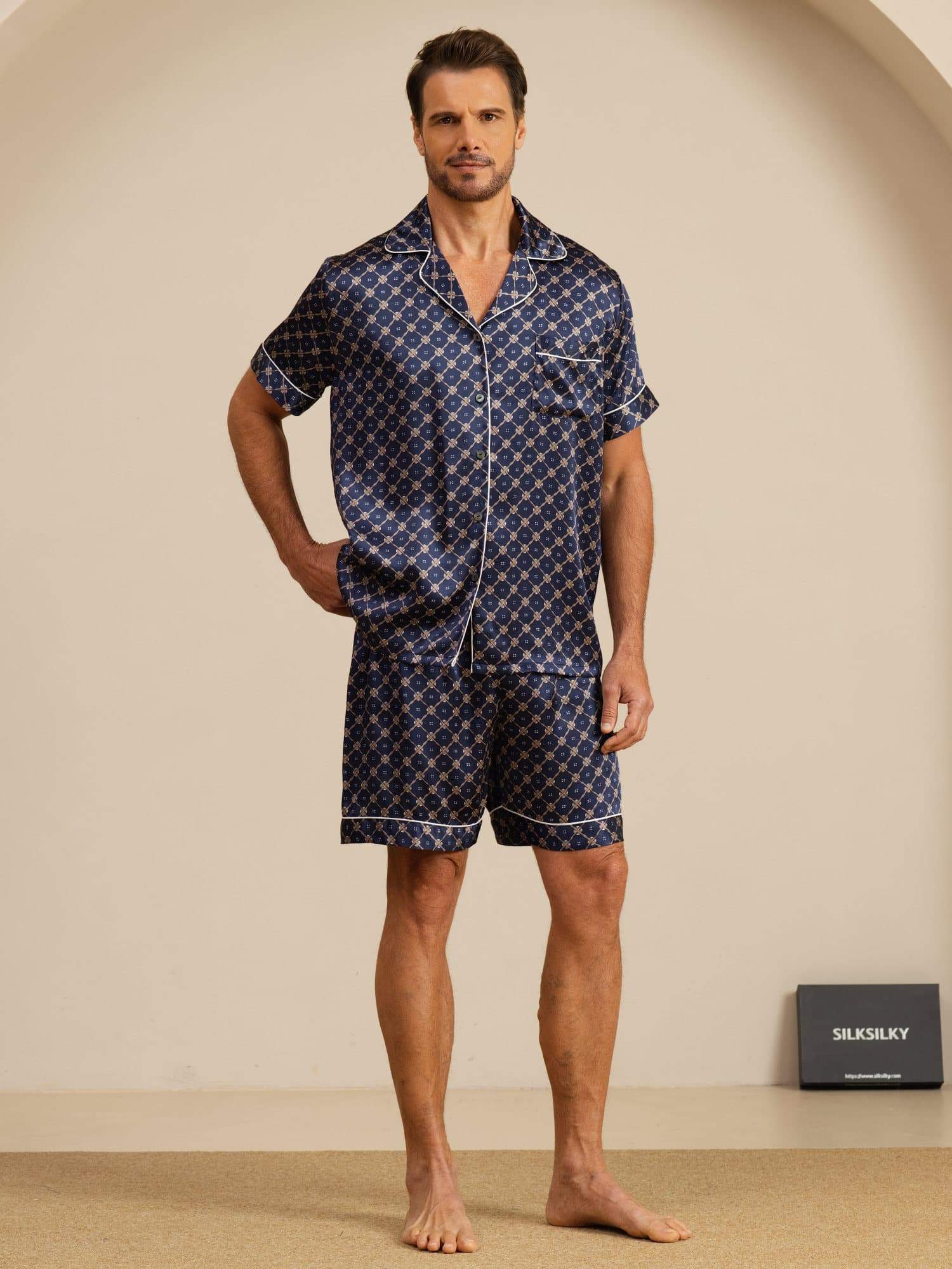Ren Silke Herre Kortærmet Pyjamasæt Med Shorts Med Hakket Krave Kædeprint - Image 3