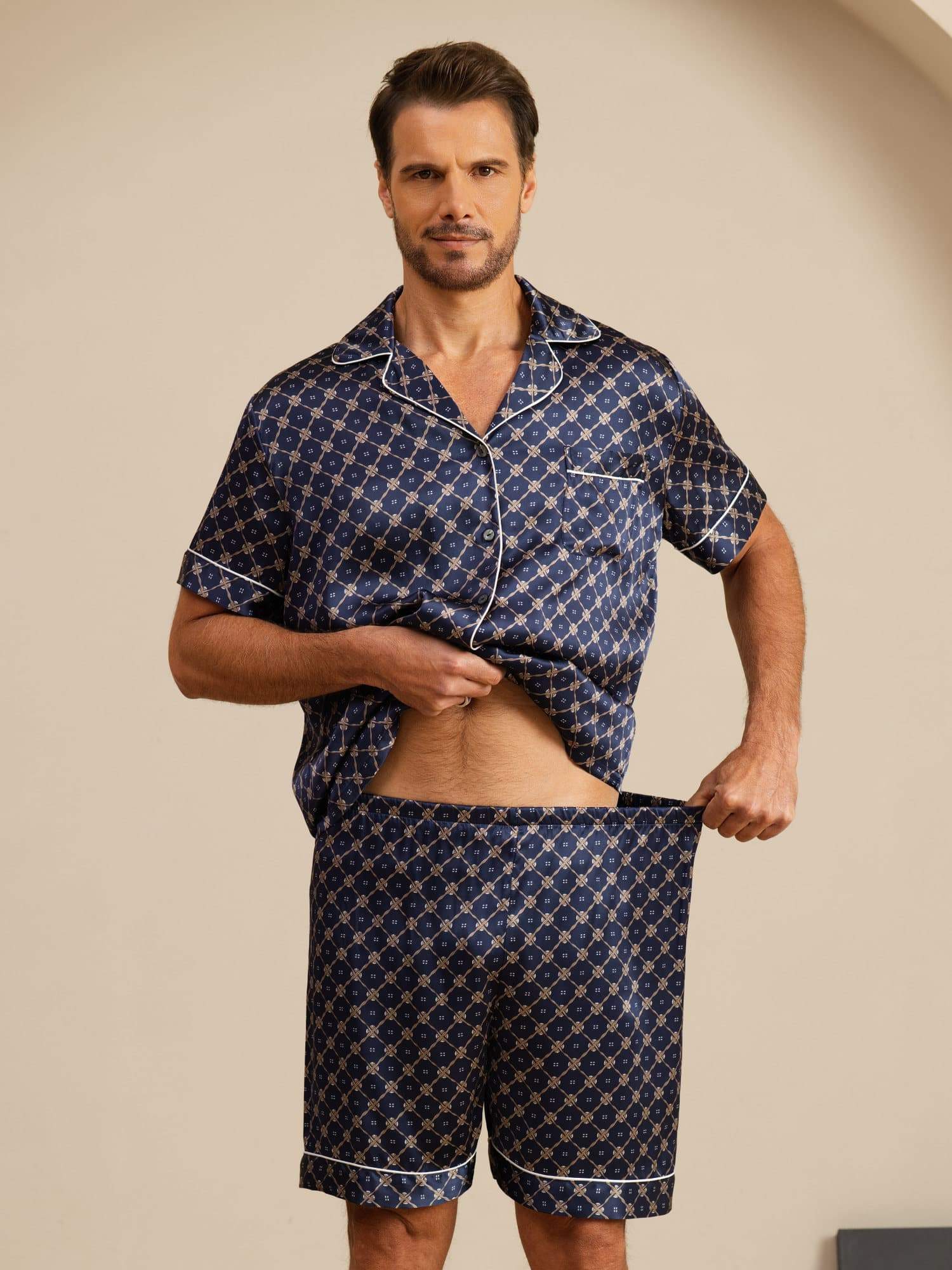Ren Silke Herre Kortærmet Pyjamasæt Med Shorts Med Hakket Krave Kædeprint - Image 4