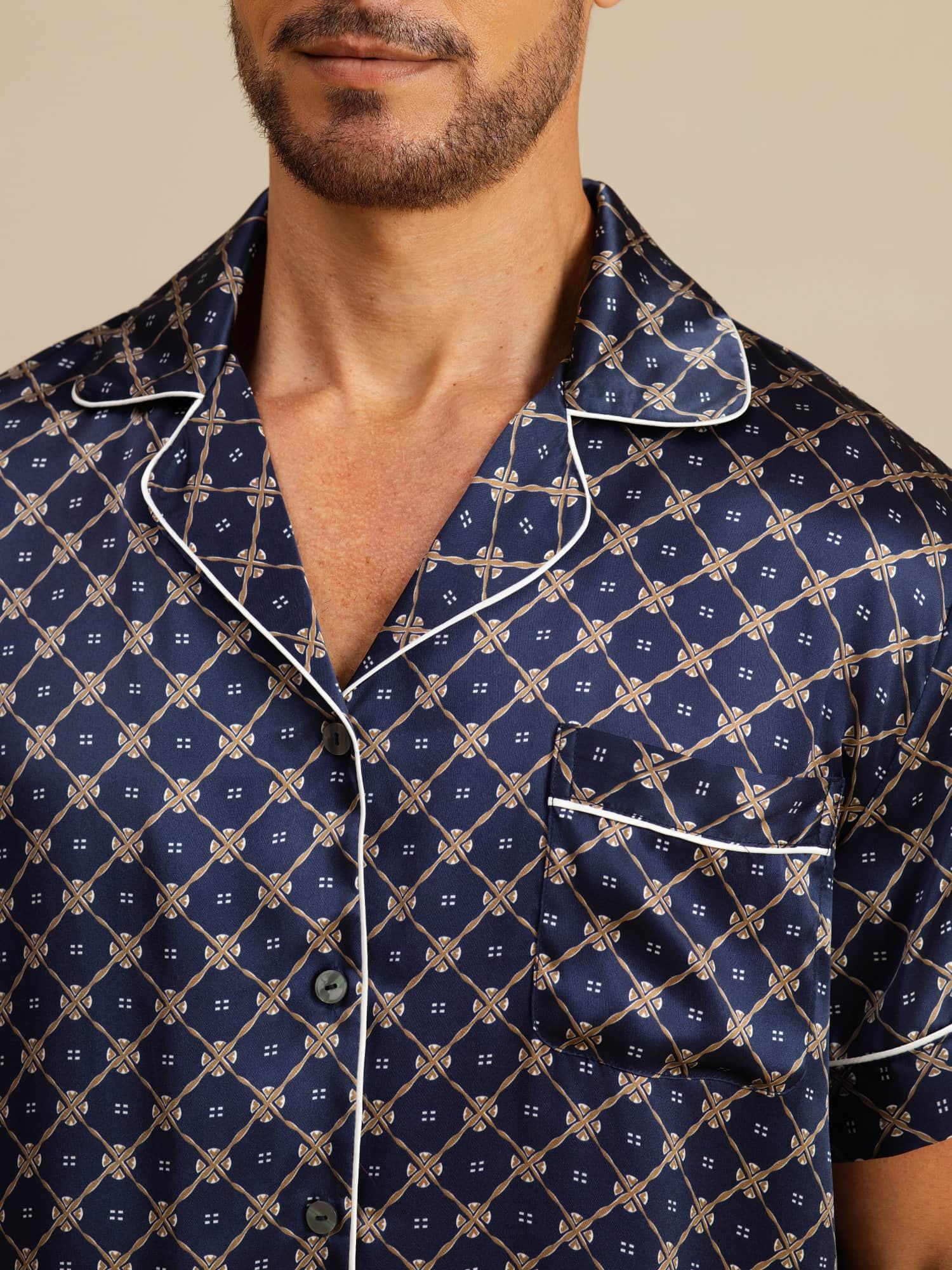 Ren Silke Herre Kortærmet Pyjamasæt Med Shorts Med Hakket Krave Kædeprint - Image 6