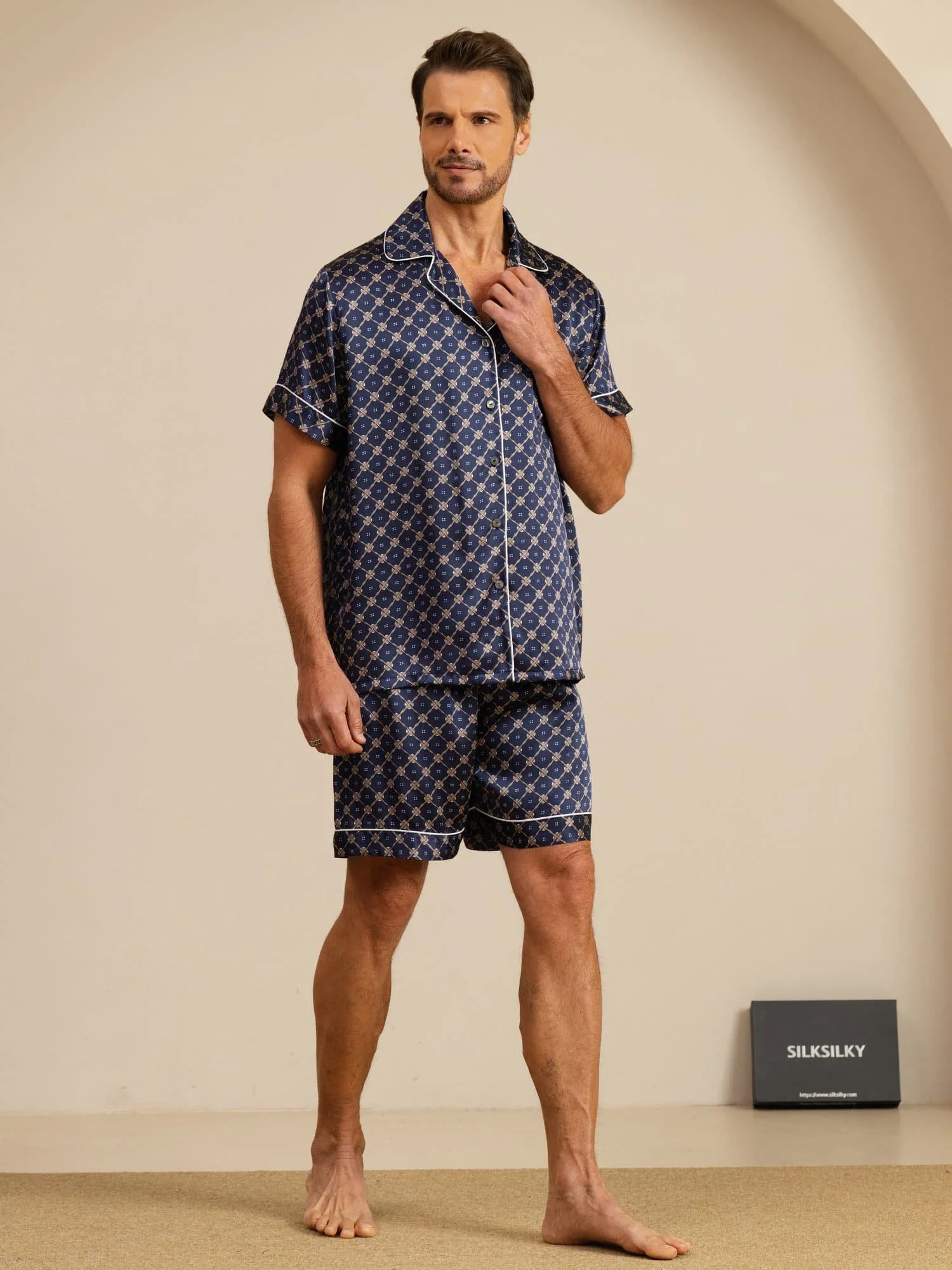 Ren Silke Herre Kortærmet Pyjamasæt Med Shorts Med Hakket Krave Kædeprint - Image 7