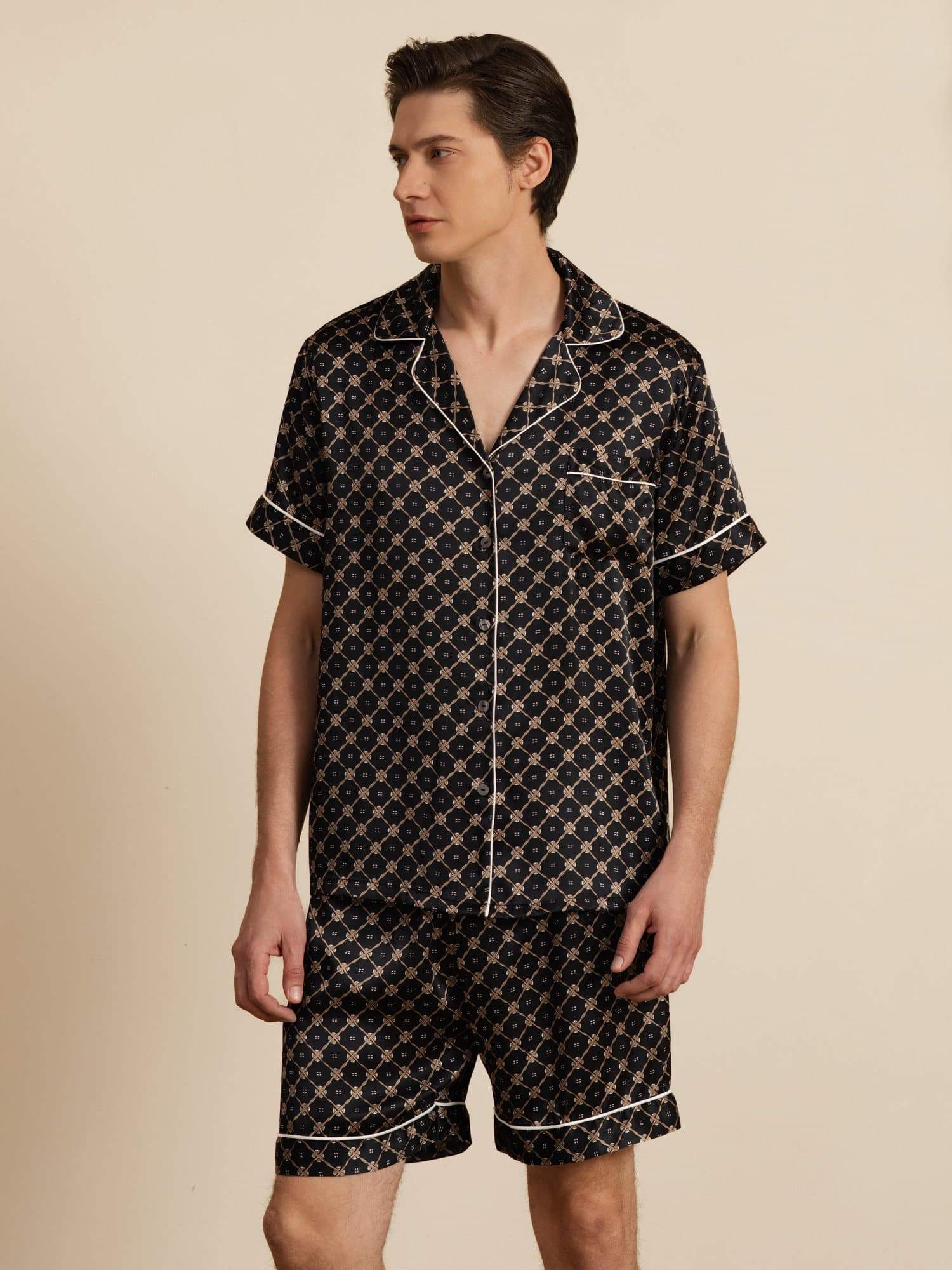 Ren Silke Herre Kortærmet Pyjamasæt Med Shorts Med Hakket Krave Kædeprint - Image 8