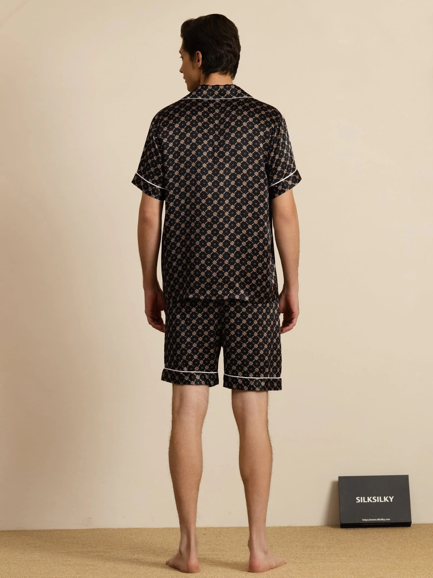 Ren Silke Herre Kortærmet Pyjamasæt Med Shorts Med Hakket Krave Kædeprint - Image 9