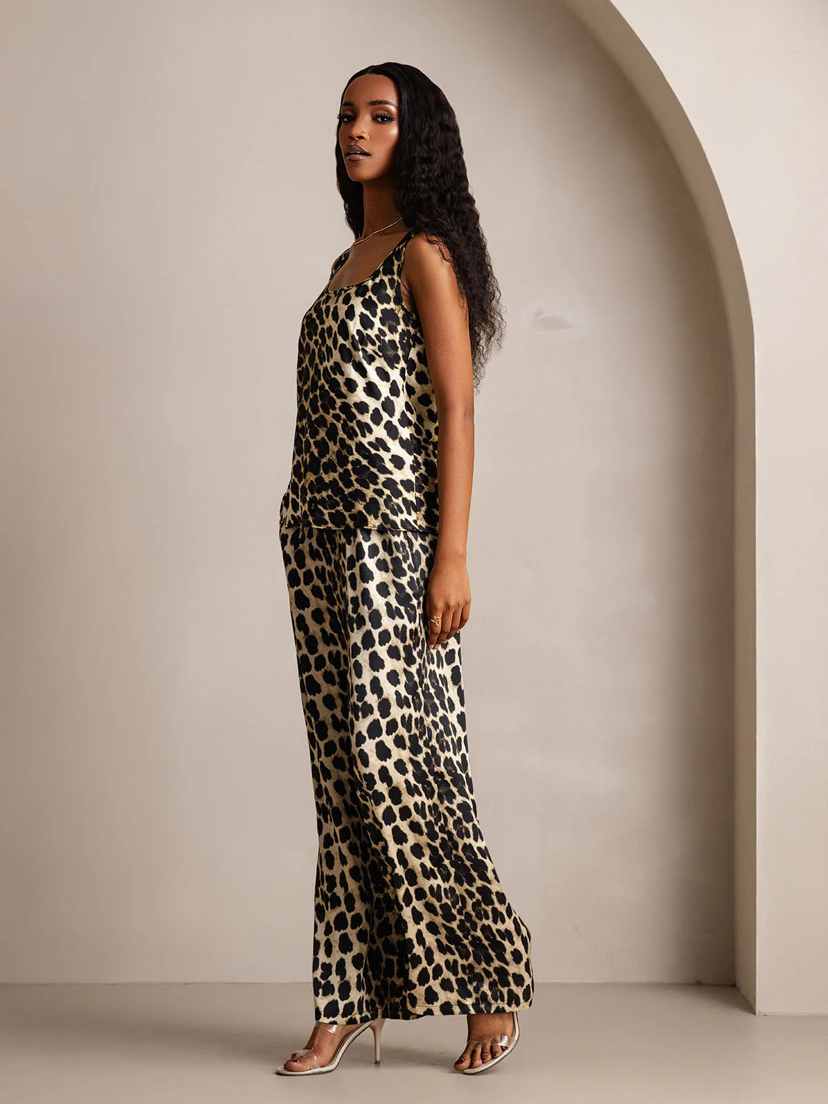 Damesæt I Ren Silke Med Leopardprint – U-Hals Top Og Vide Bukser - Image 5