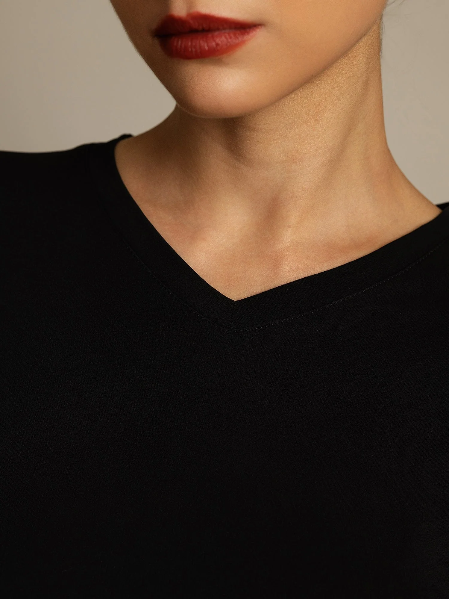 T-shirt til Kvinder i Ren Silke V-Hals - Image 4