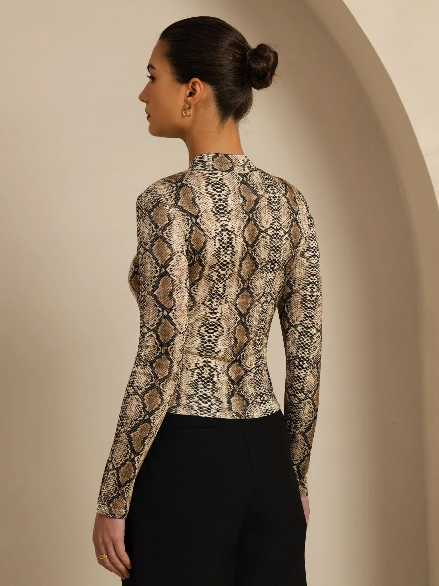 Pure Silke Dame Vildt Print Langærmet Mock Neck Top - Image 2