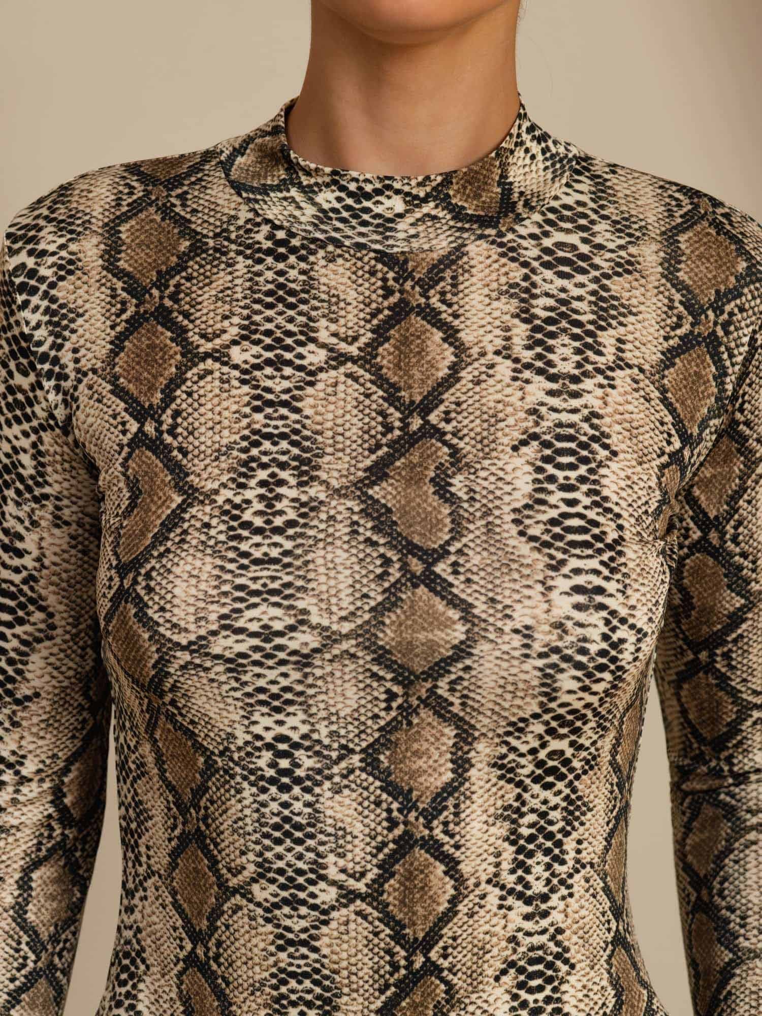 Pure Silke Dame Vildt Print Langærmet Mock Neck Top - Image 6