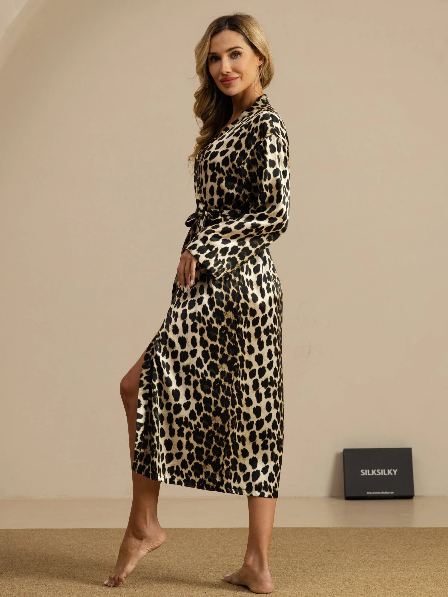 Ren Silke Dame Langærmet Midi Leopardmønstret Morgenkåbe - Image 3