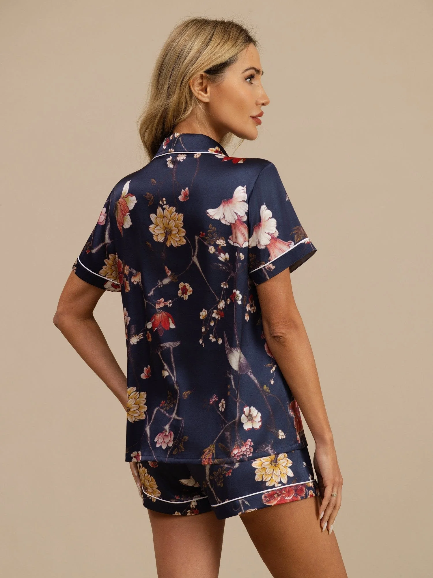 19Momme Silke Dame Marineblå Blomsterprint Kortærmet Reverskrave Knaplukning Pyjamassæt - Image 2