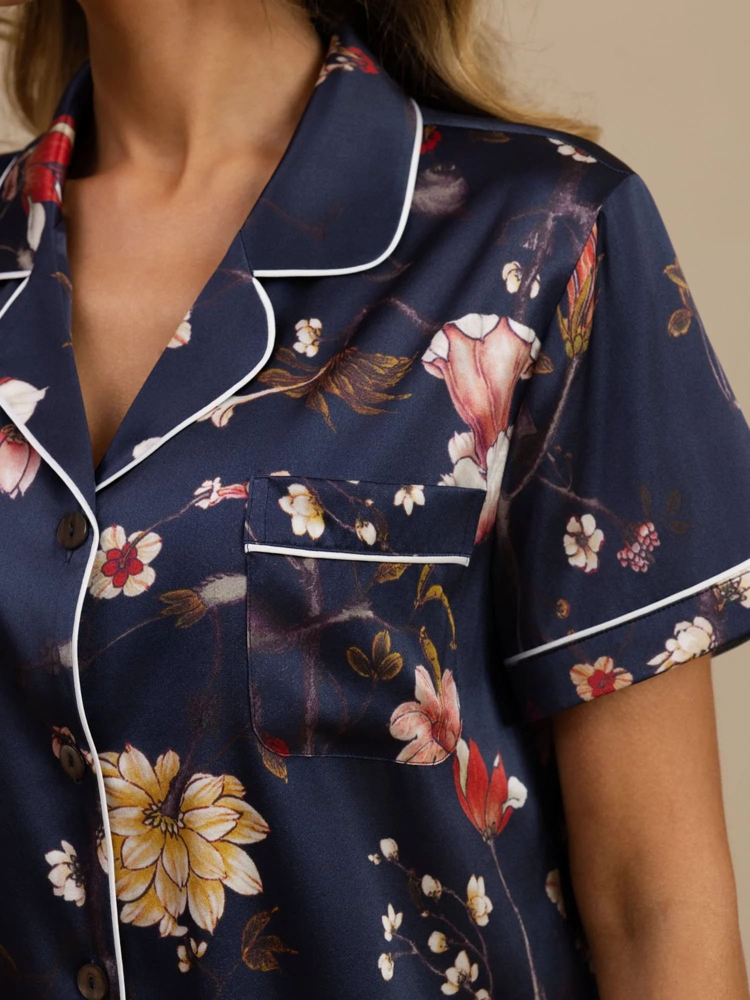 19Momme Silke Dame Marineblå Blomsterprint Kortærmet Reverskrave Knaplukning Pyjamassæt - Image 4