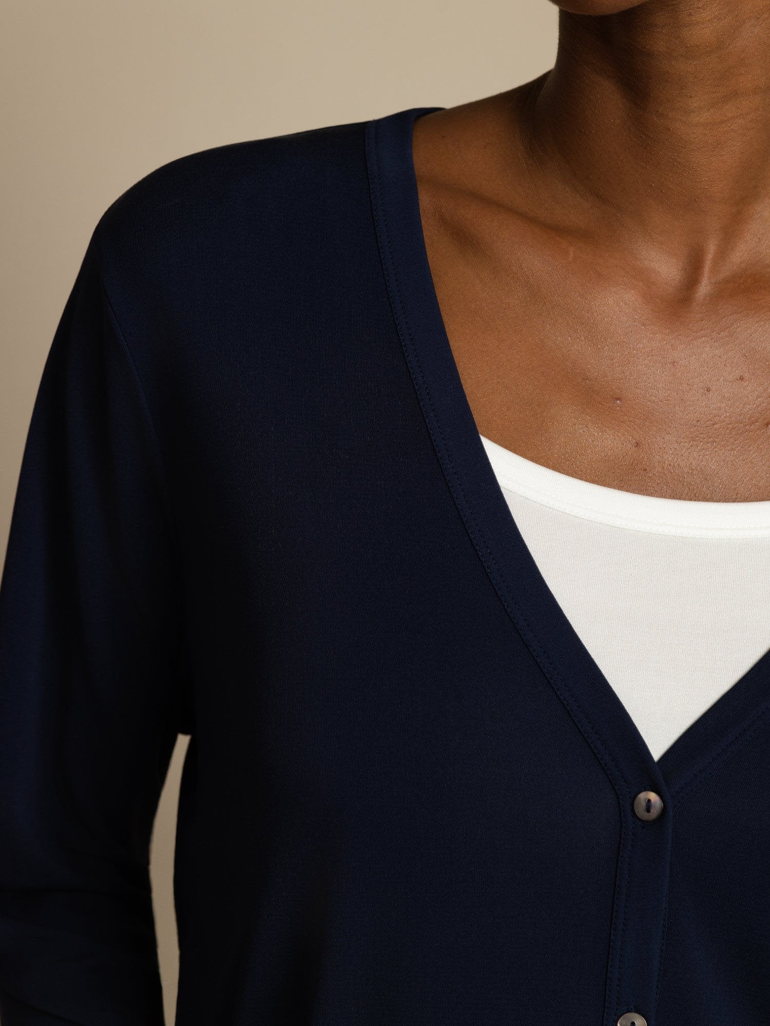 Pure Silk Dame V-Hals Langærmet Basic Cardigan - Image 7