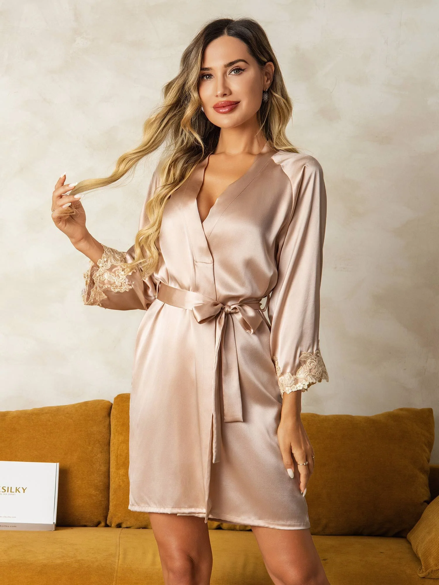 100% Morbærsilke Morgenkåbe med Blonde-manchetter Slå-om-kimono med Bælte og 3/4-Ærmer - Image 3