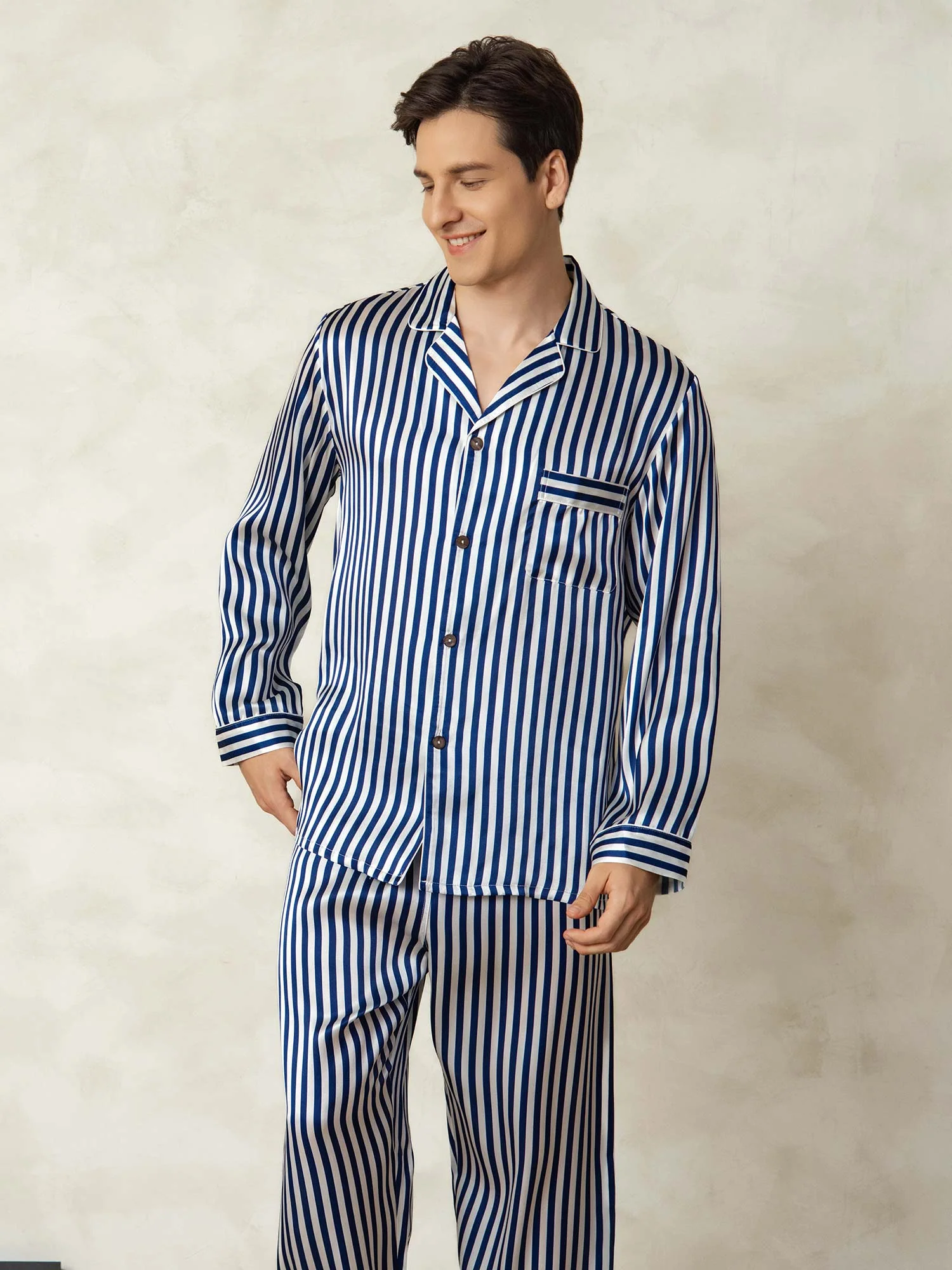Herrepyjamas Sæt I Ren Silke Med Stribet Print Langærmet Og Reverskrave - Image 5