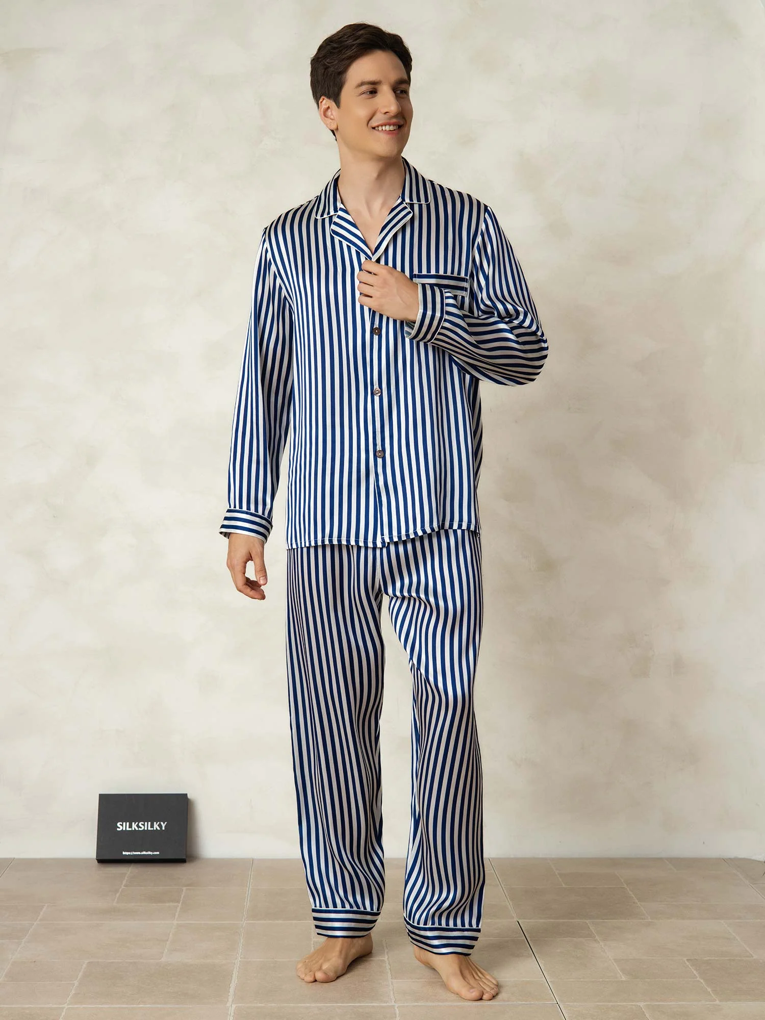Herrepyjamas Sæt I Ren Silke Med Stribet Print Langærmet Og Reverskrave - Image 7