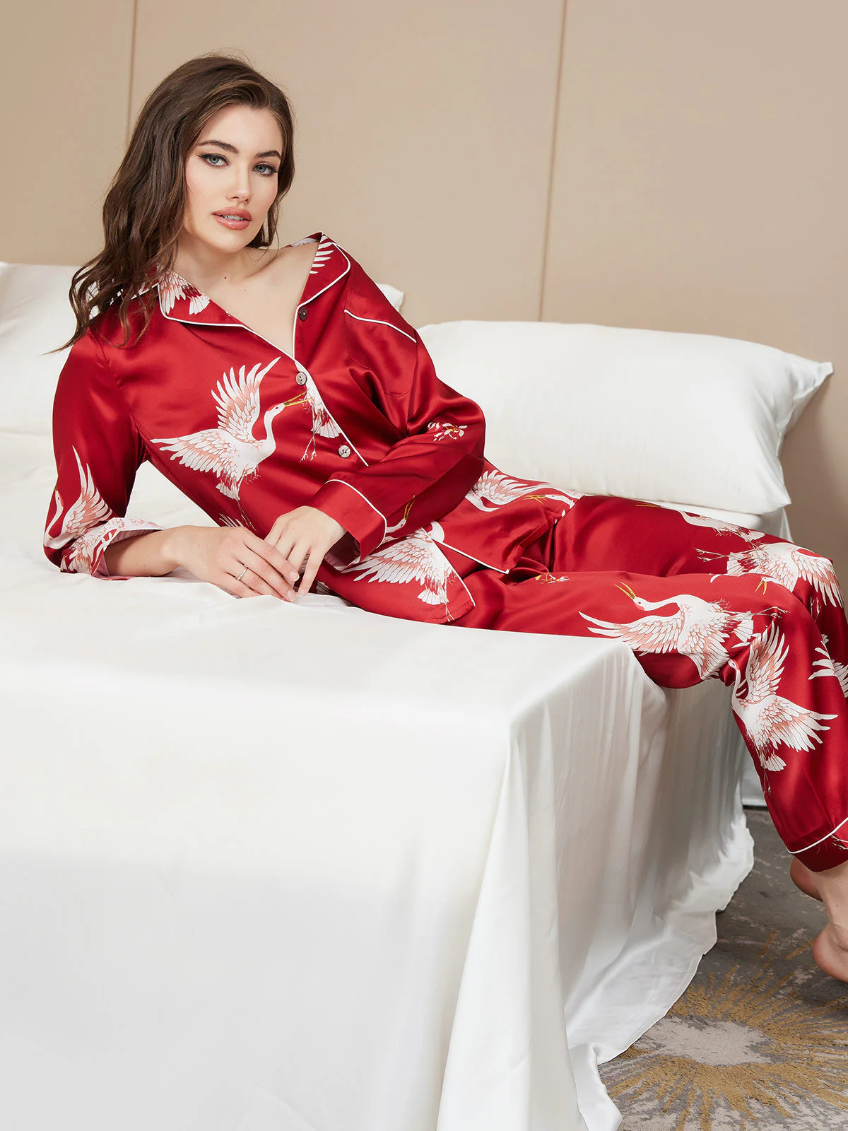 19Momme Kvinders Pyjamasæt I Ren Silke Med Traneprint Og Langærmet Reverskrave - Image 8