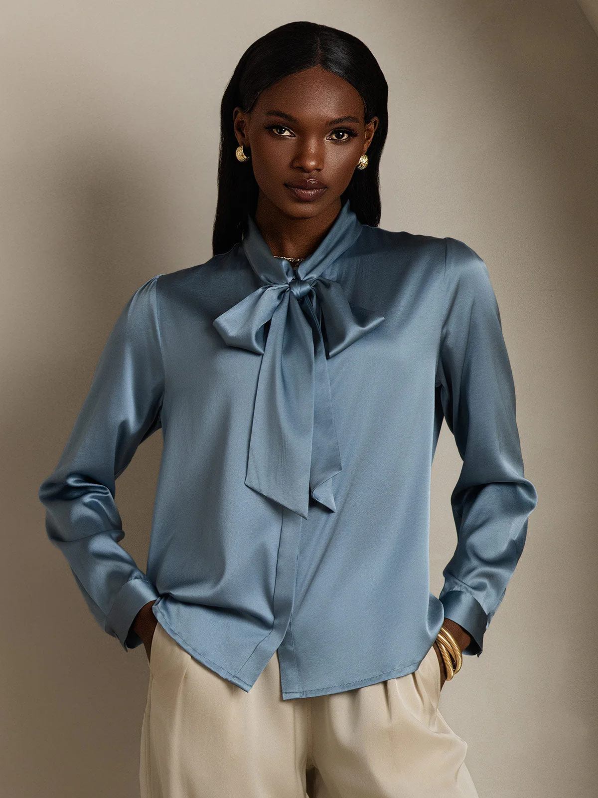 Dame 19 Momme Elegant Silke Skjorte med Slipskrave og Lange Ærmer