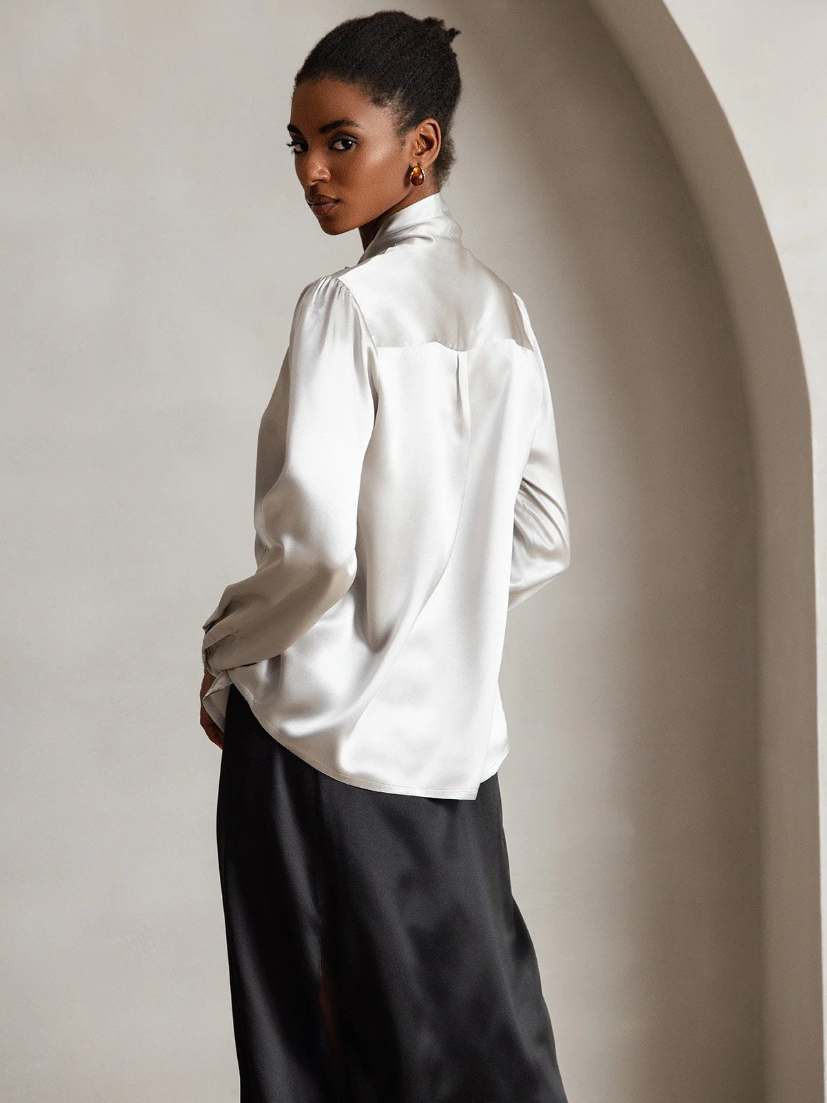 Dame 19 Momme Elegant Silke Skjorte med Slipskrave og Lange Ærmer - Image 10