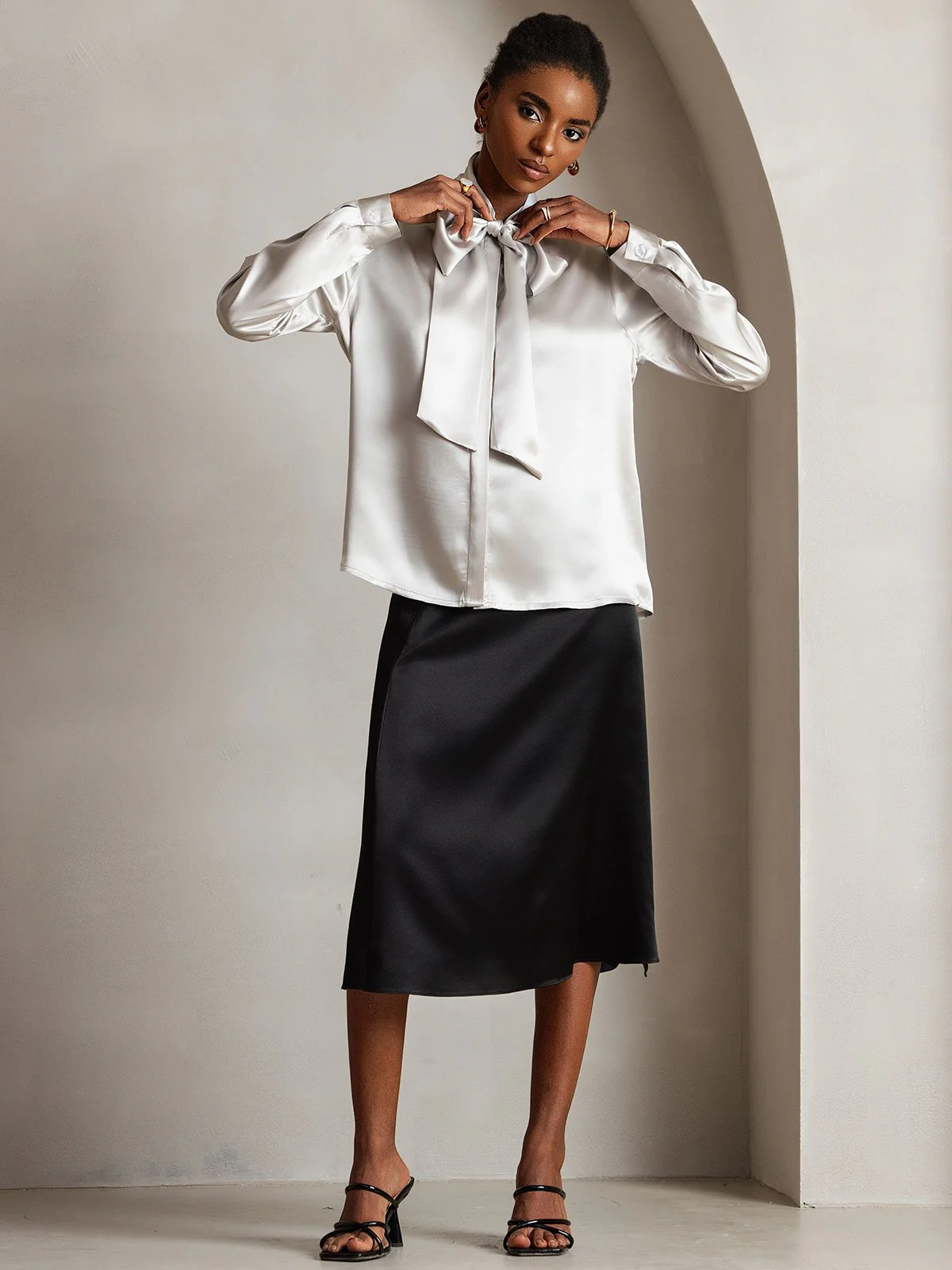 Dame 19 Momme Elegant Silke Skjorte med Slipskrave og Lange Ærmer - Image 12