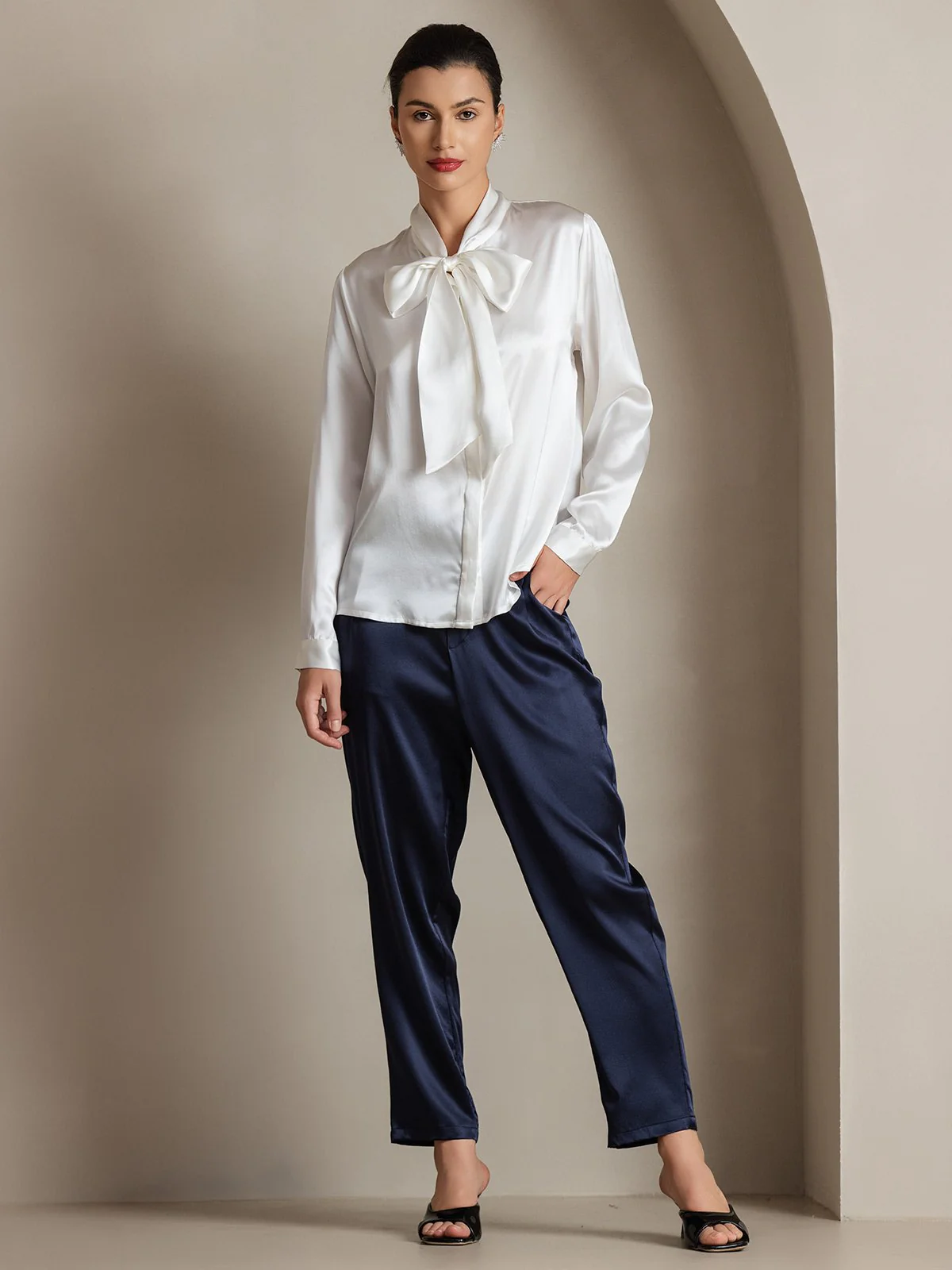Dame 19 Momme Elegant Silke Skjorte med Slipskrave og Lange Ærmer - Image 25