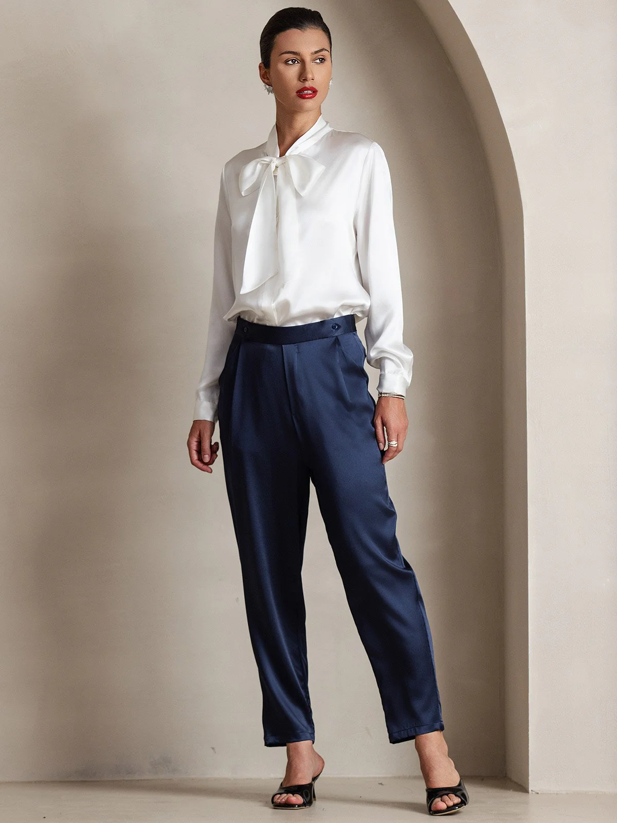 Dame 19 Momme Elegant Silke Skjorte med Slipskrave og Lange Ærmer - Image 27