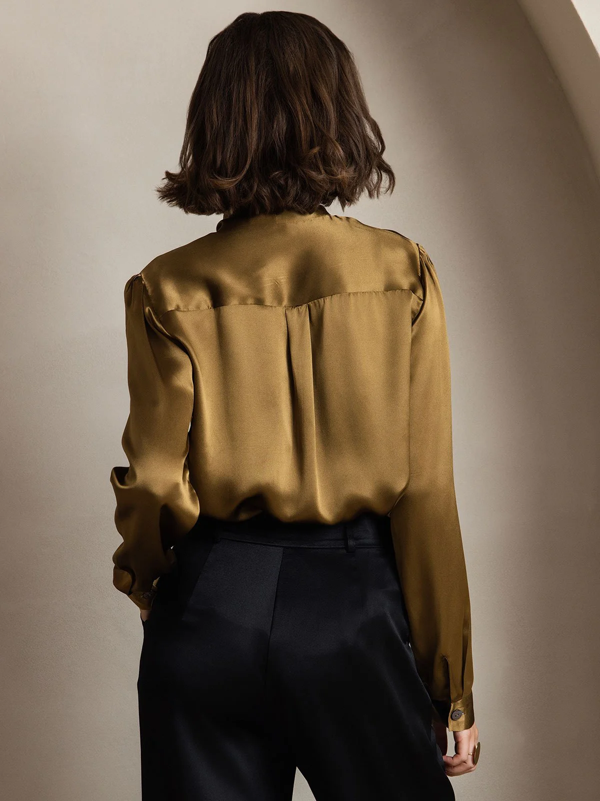 Dame 19 Momme Elegant Silke Skjorte med Slipskrave og Lange Ærmer - Image 31