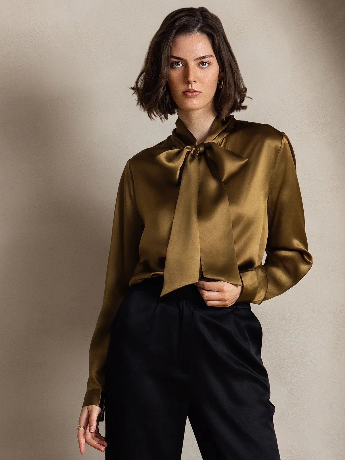 Dame 19 Momme Elegant Silke Skjorte med Slipskrave og Lange Ærmer - Image 33