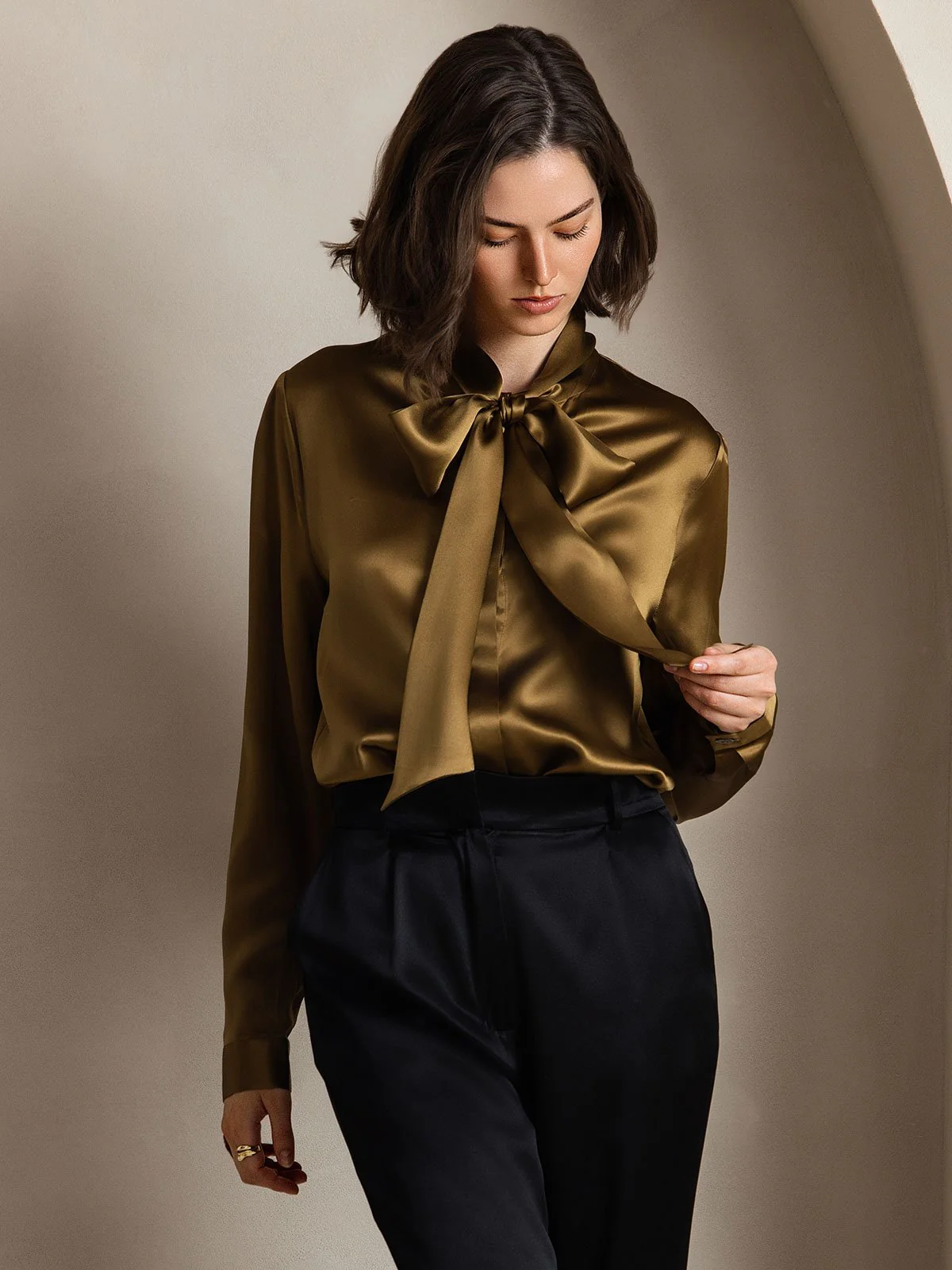 Dame 19 Momme Elegant Silke Skjorte med Slipskrave og Lange Ærmer - Image 34