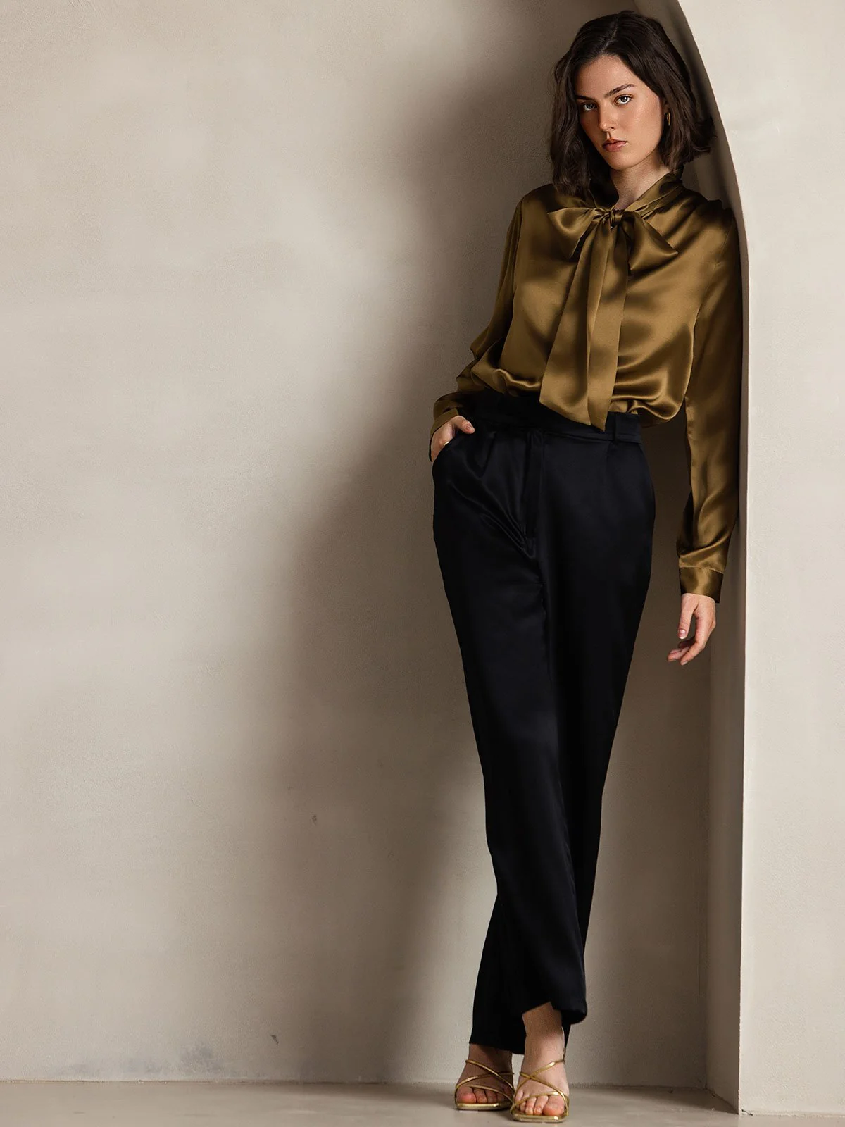 Dame 19 Momme Elegant Silke Skjorte med Slipskrave og Lange Ærmer - Image 37