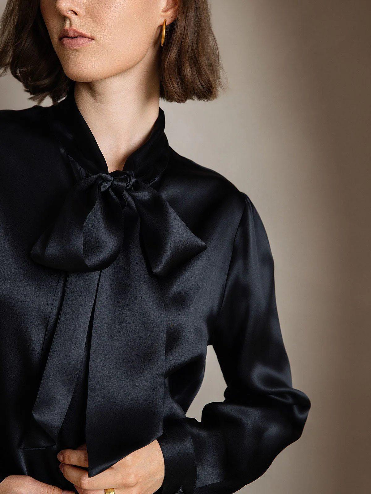 Dame 19 Momme Elegant Silke Skjorte med Slipskrave og Lange Ærmer - Image 40