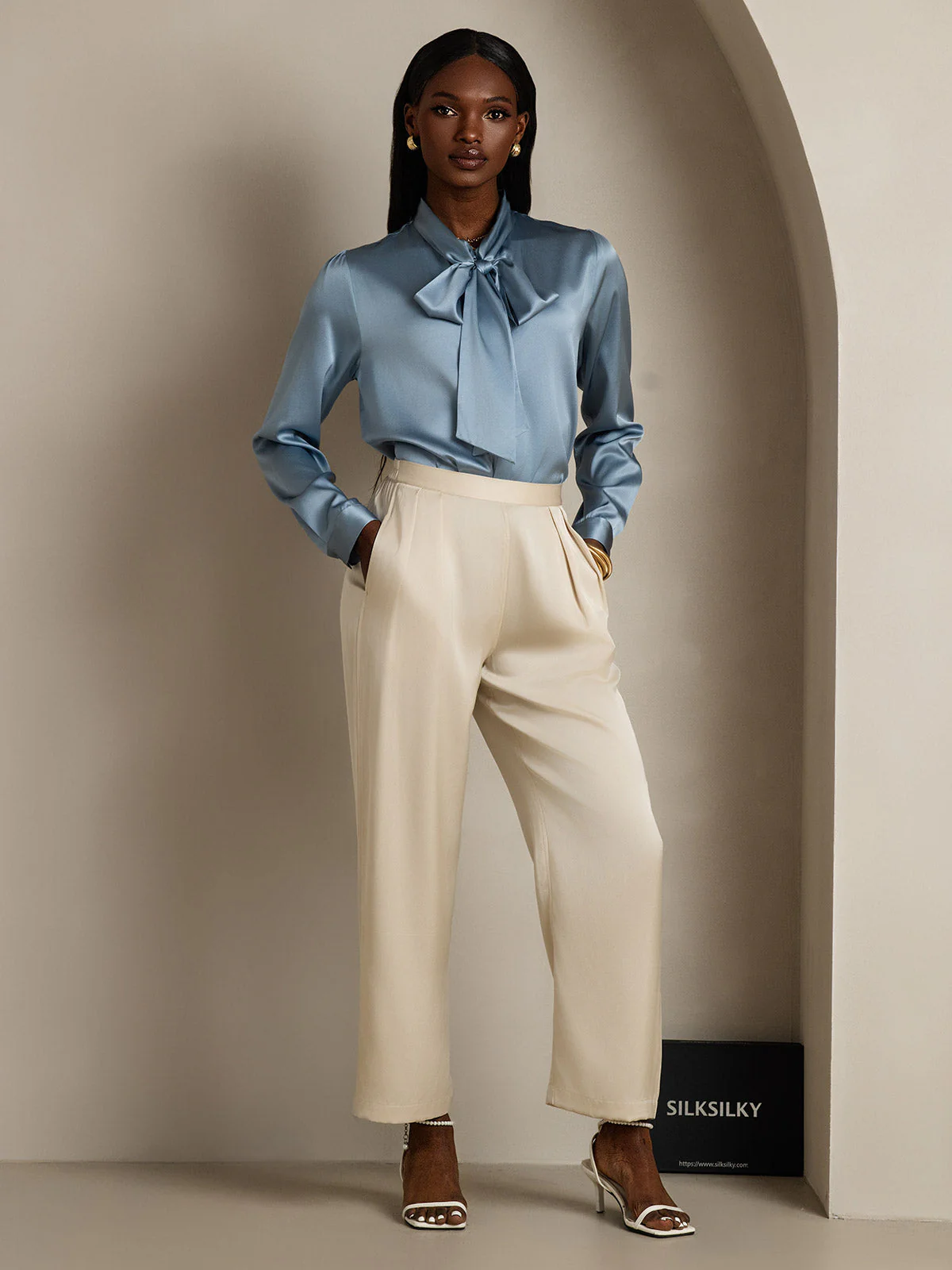 Dame 19 Momme Elegant Silke Skjorte med Slipskrave og Lange Ærmer - Image 7