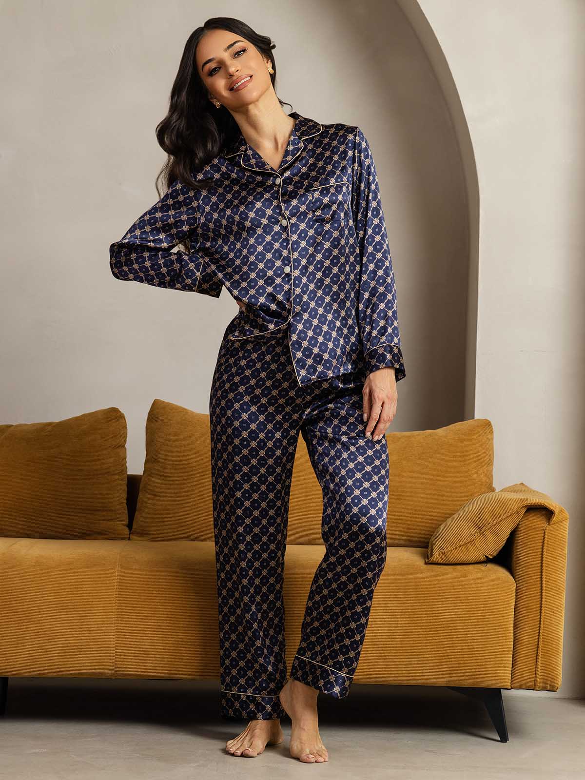 Dame Pyjamas I Ren Silke Med Navy Kædemønster Og Lange Ærmer Med Reverskrave - Image 2